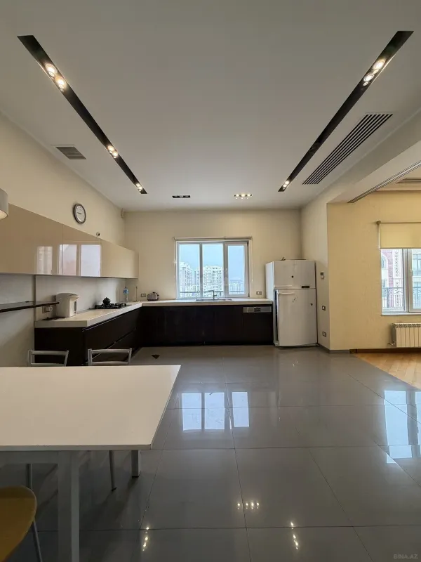 Satılır 5 otaqlı mənzil 300 m²