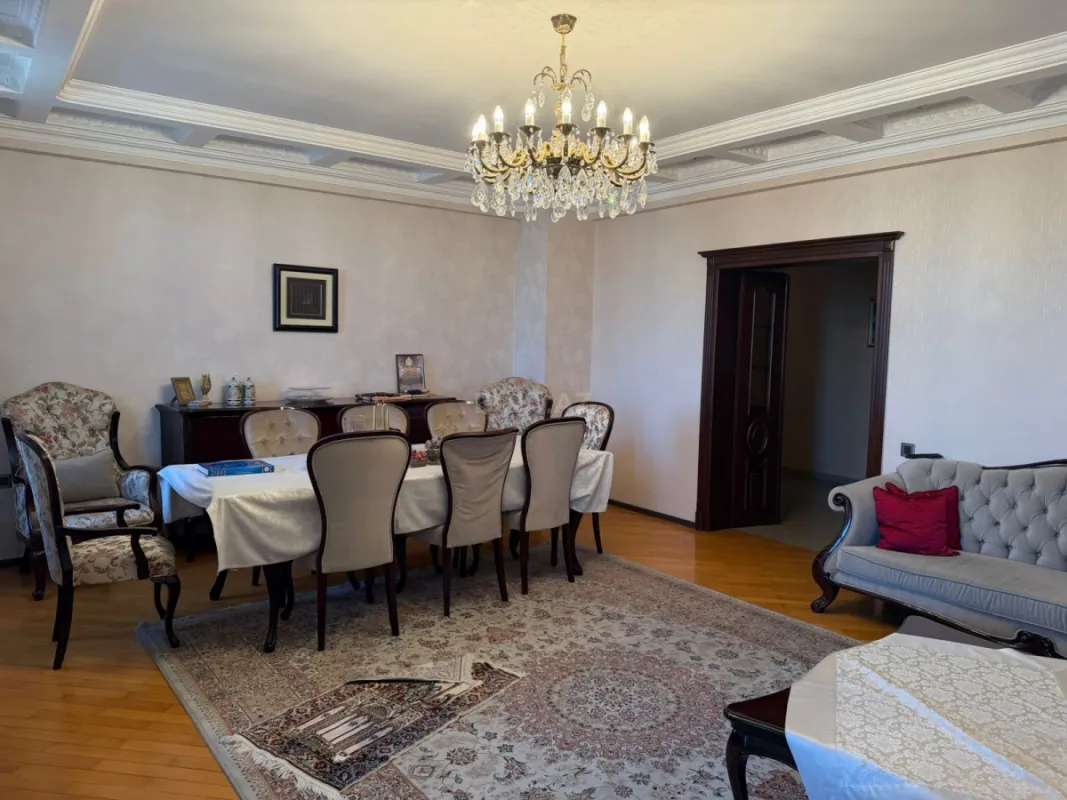 Satılır 4 otaqlı mənzil 165 m²