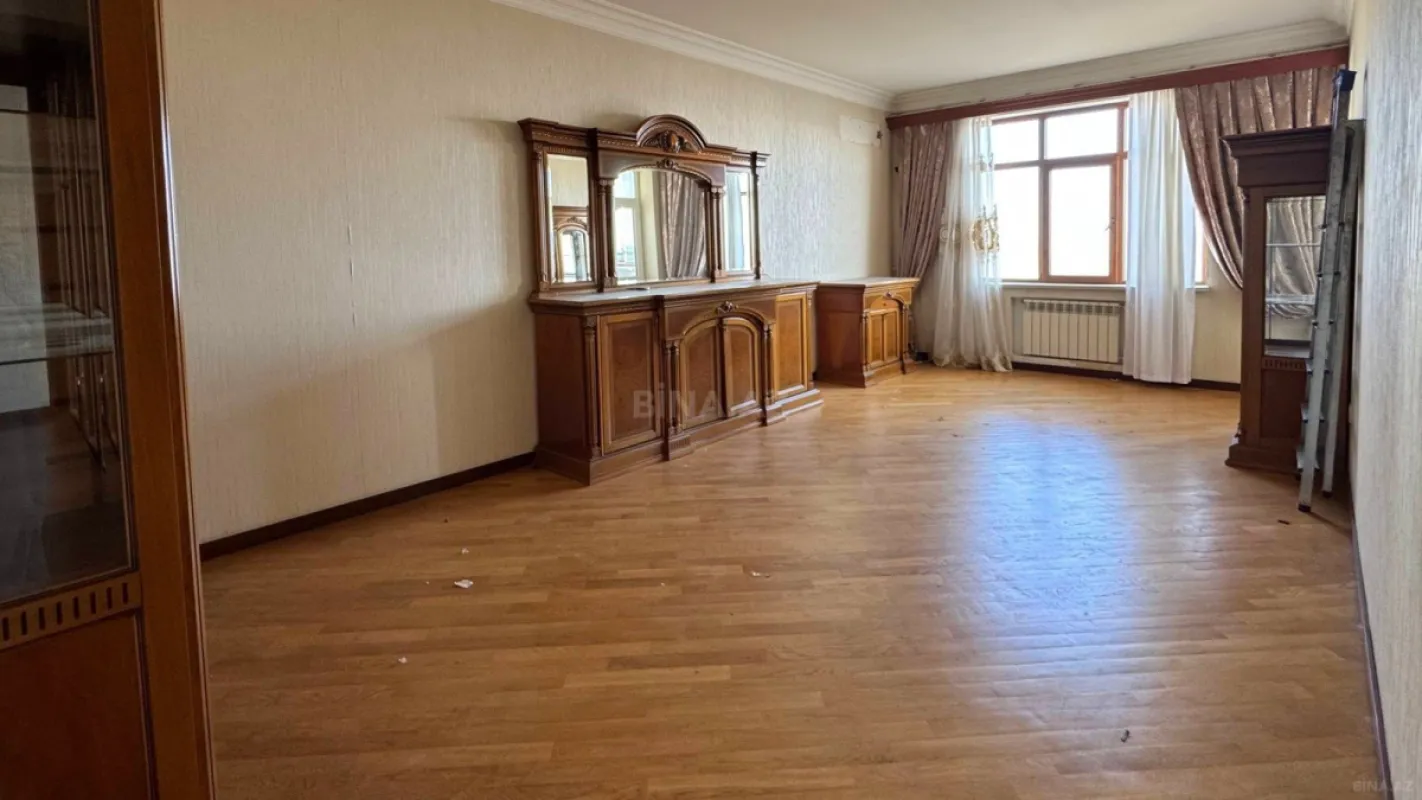 Satılır 6 otaqlı mənzil 320 m²