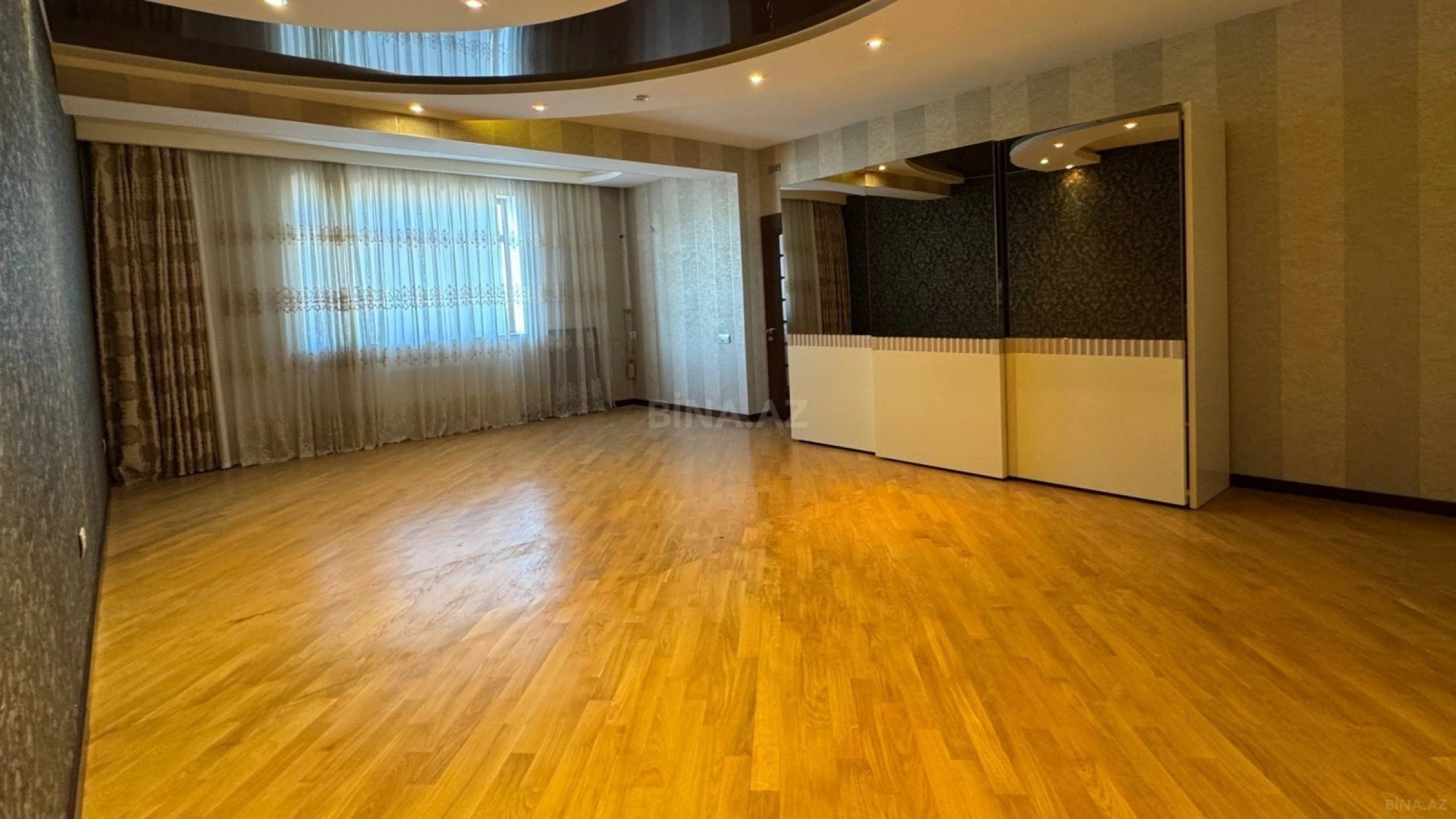Satılır 6 otaqlı mənzil 320 m²
