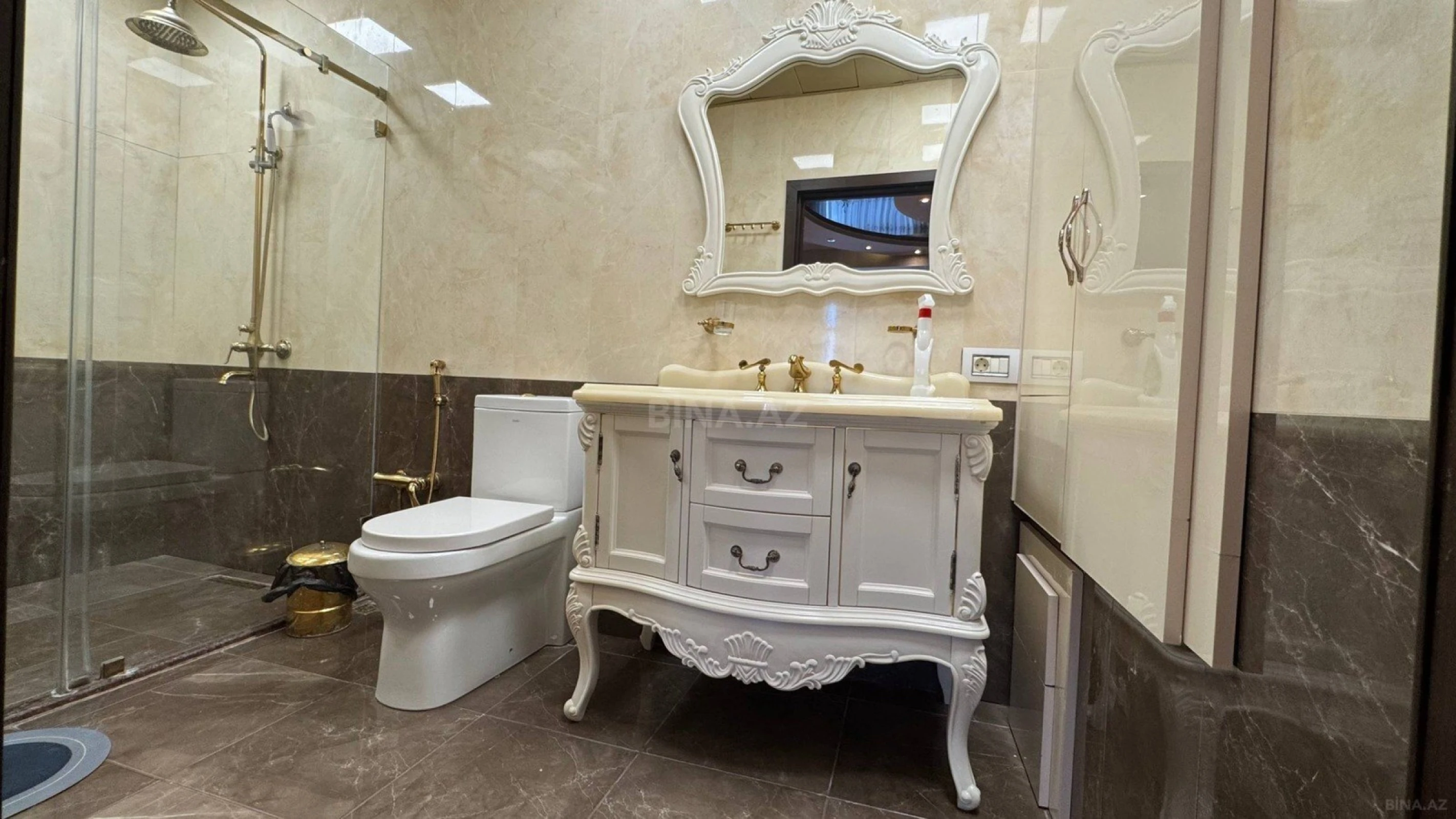 Satılır 6 otaqlı mənzil 320 m²