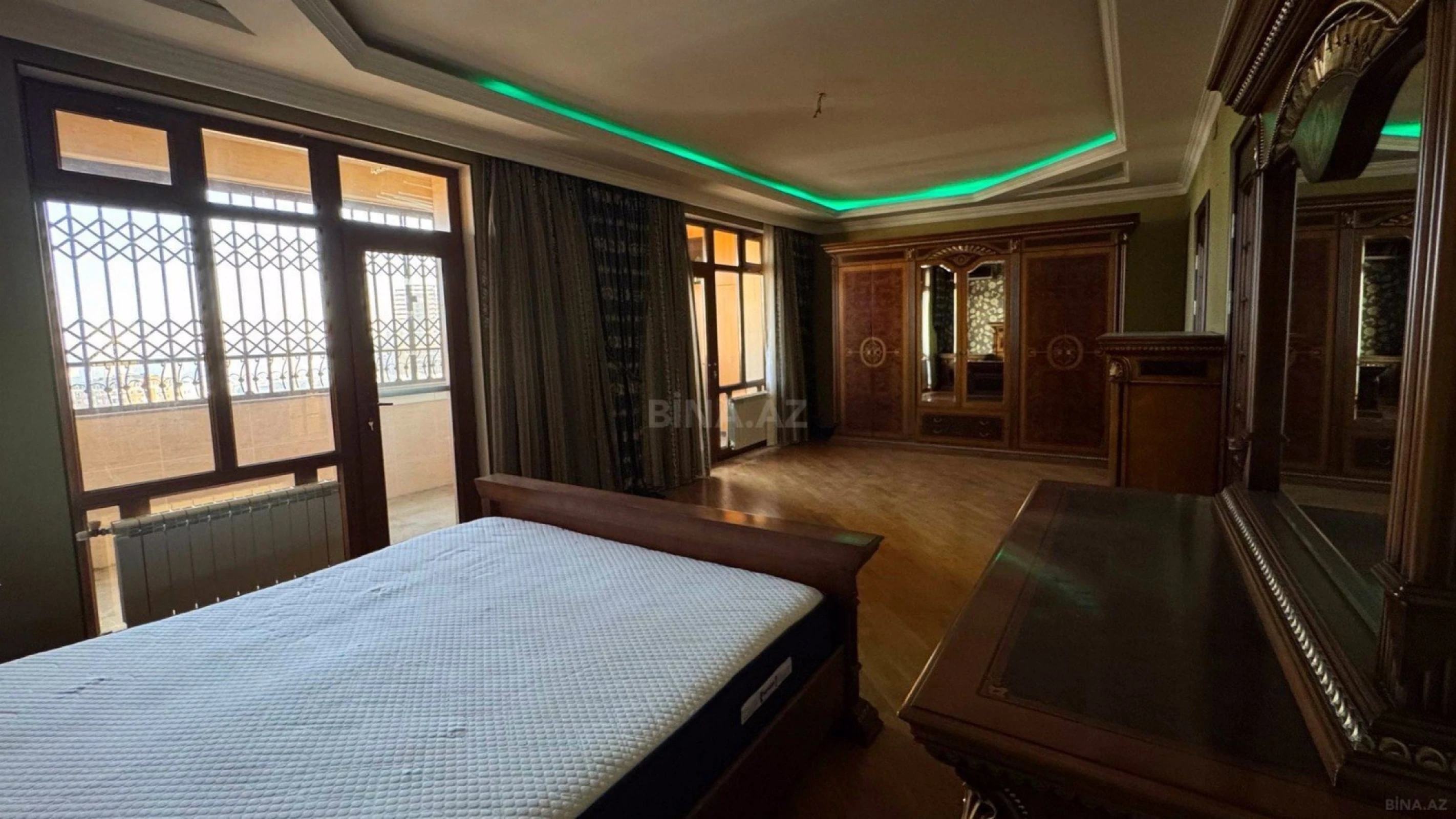 Satılır 6 otaqlı mənzil 320 m²