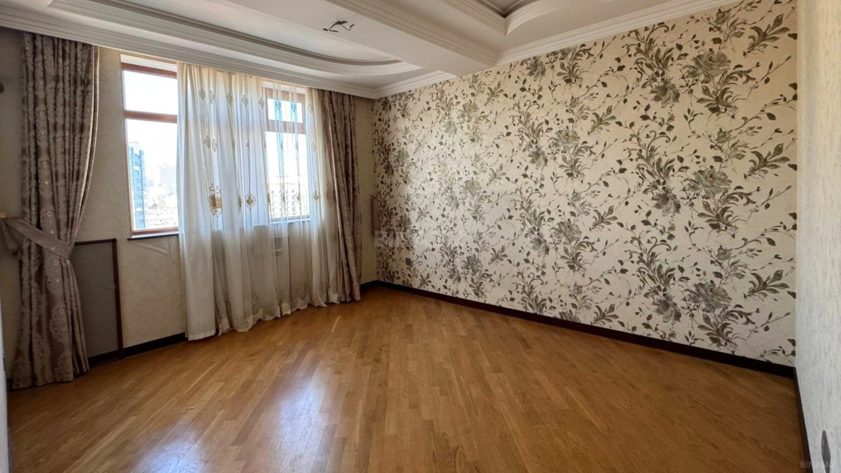 Satılır 6 otaqlı mənzil 320 m²