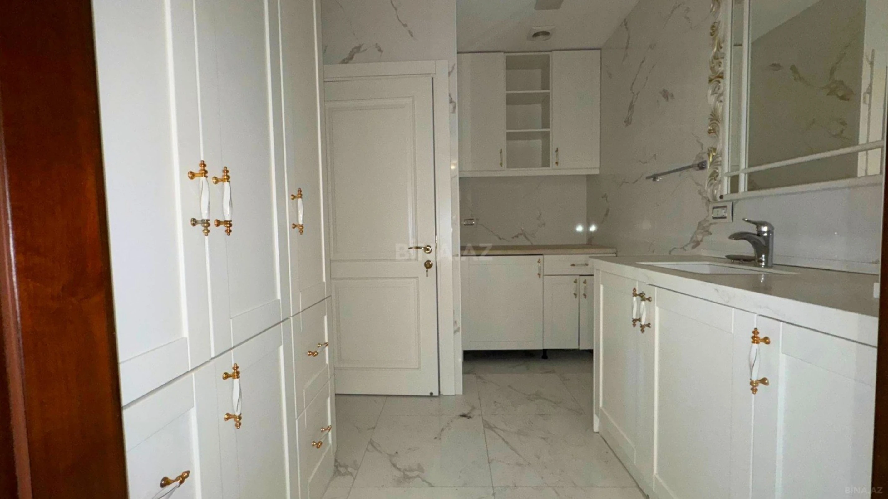 Satılır 6 otaqlı mənzil 320 m²