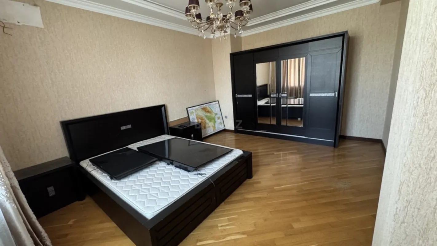 Satılır 6 otaqlı mənzil 320 m²