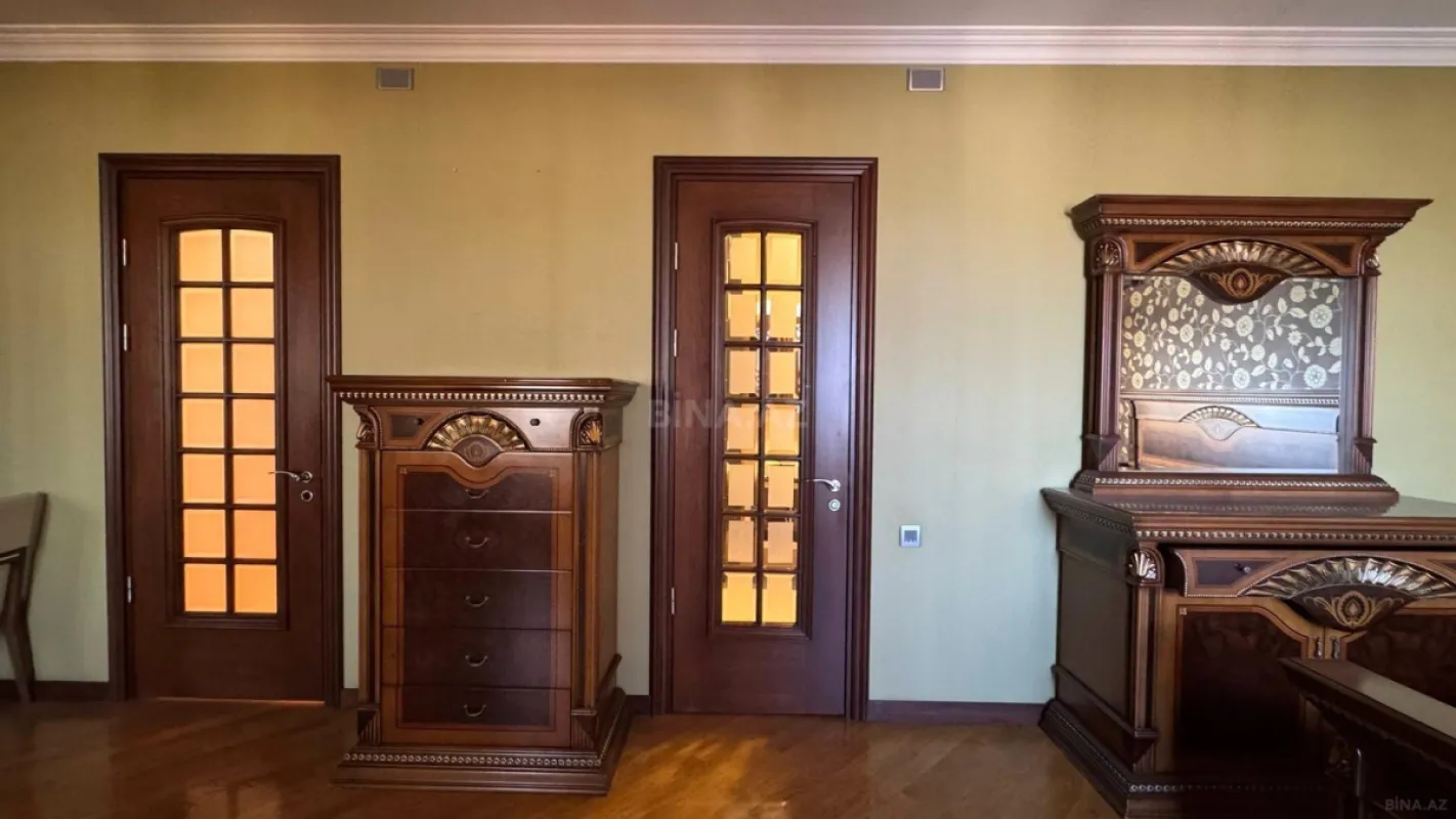 Satılır 6 otaqlı mənzil 320 m²