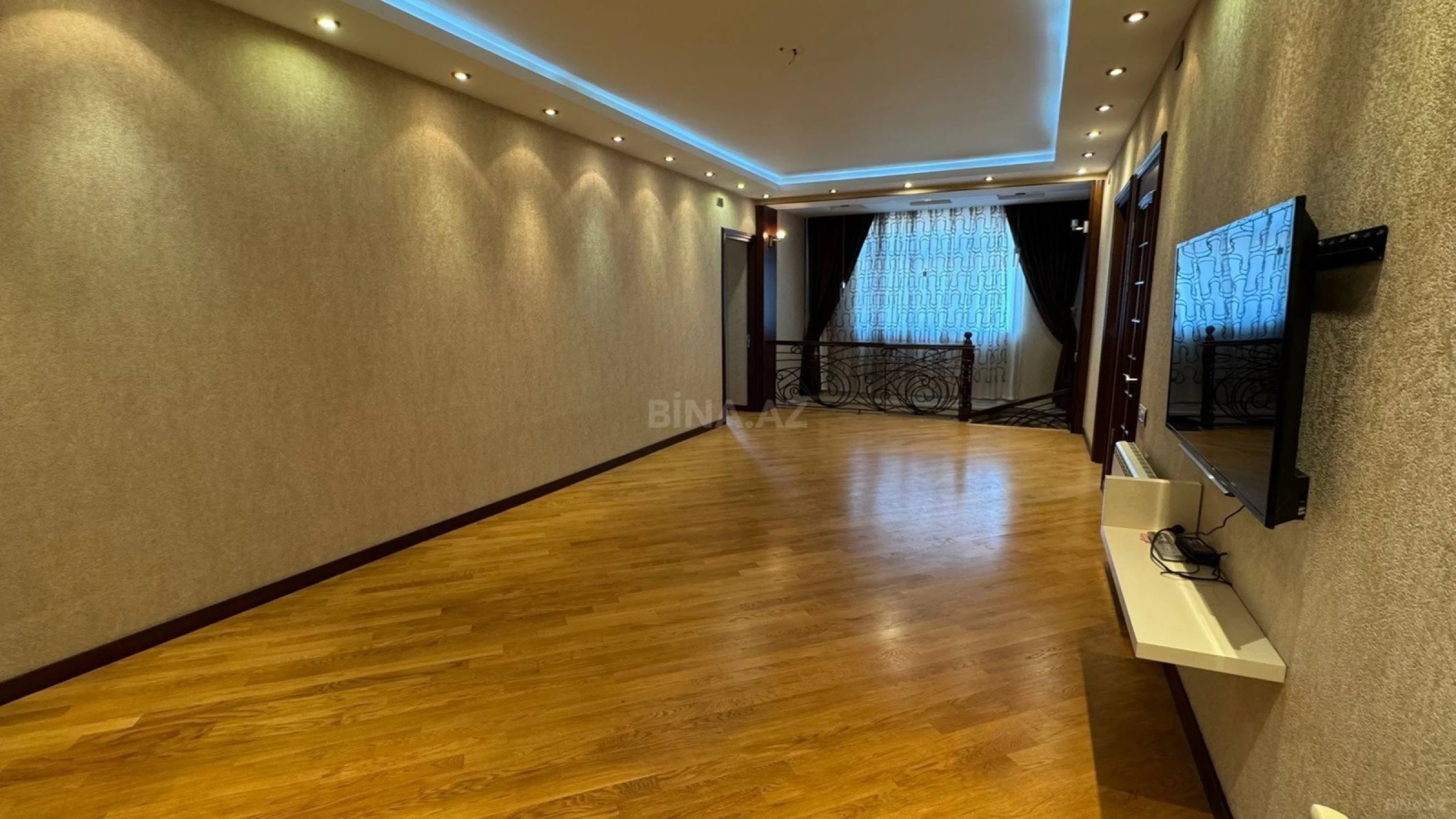 Satılır 6 otaqlı mənzil 320 m²
