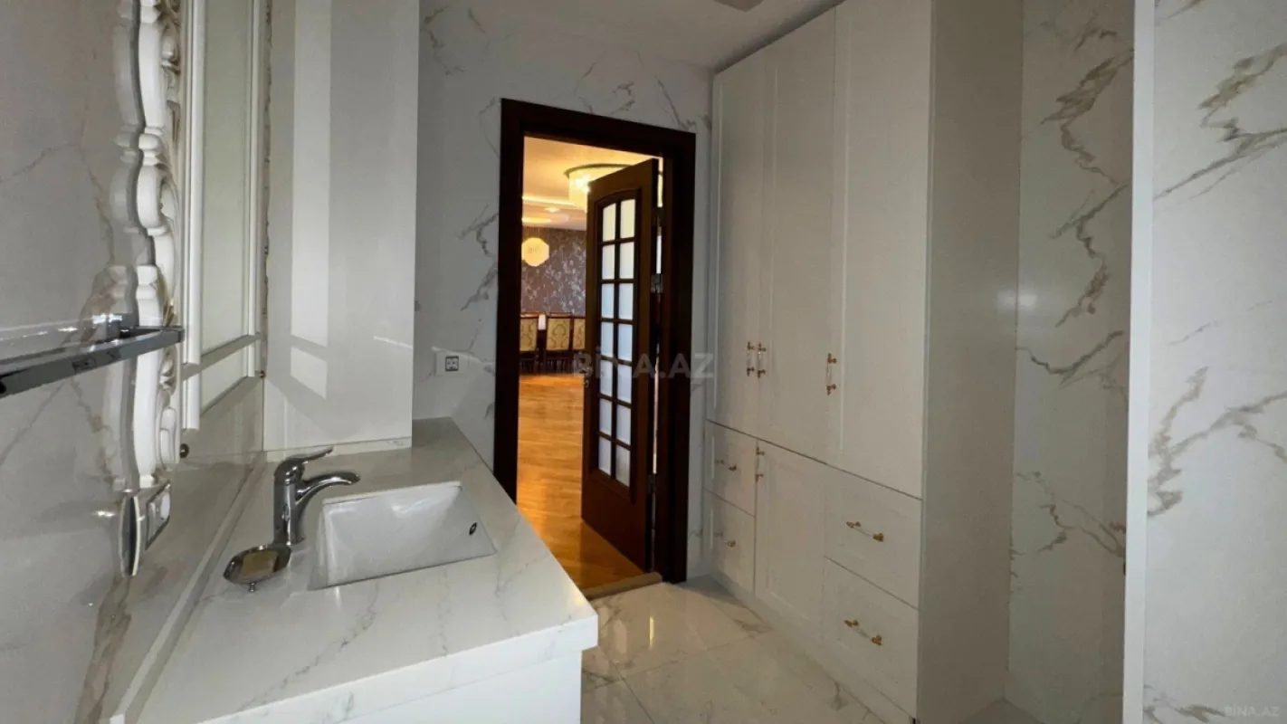 Satılır 6 otaqlı mənzil 320 m²
