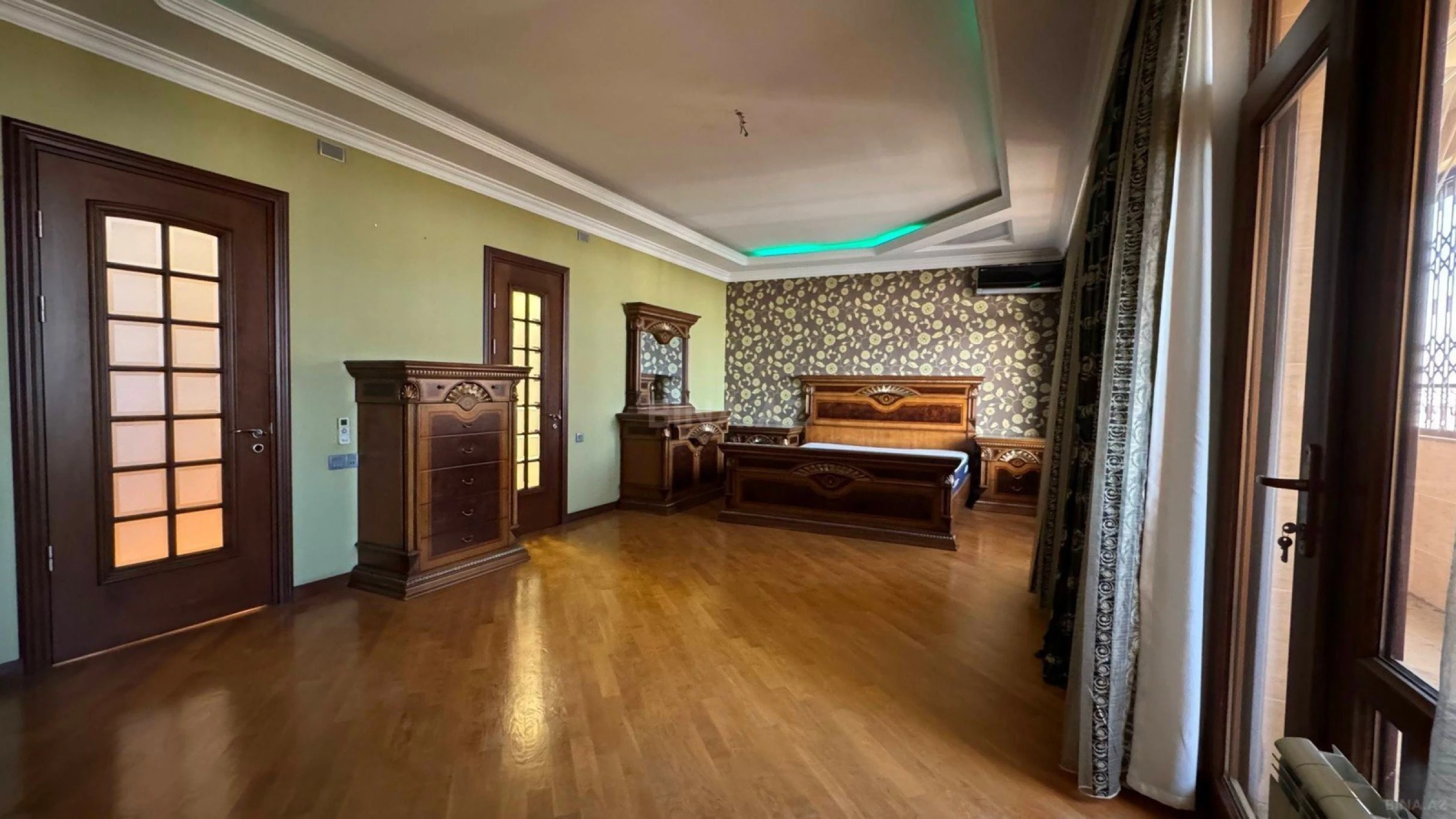 Satılır 6 otaqlı mənzil 320 m²