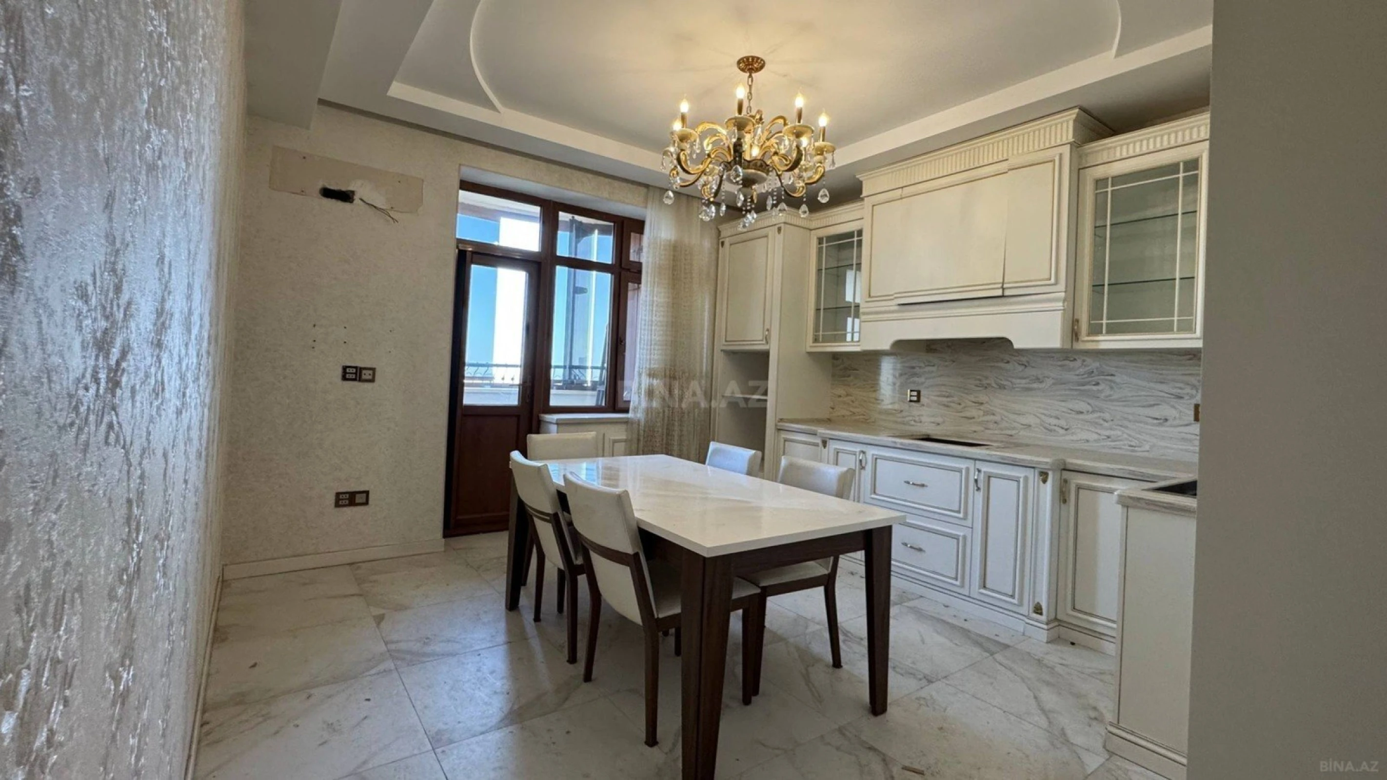 Satılır 6 otaqlı mənzil 320 m²