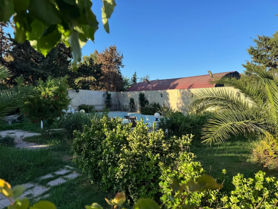 Satılır 6 otaqlı həyət evi 610 m²