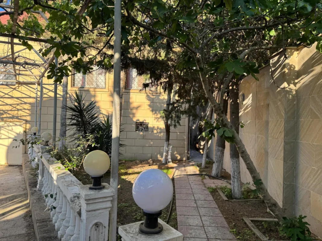 Satılır 6 otaqlı həyət evi 610 m²