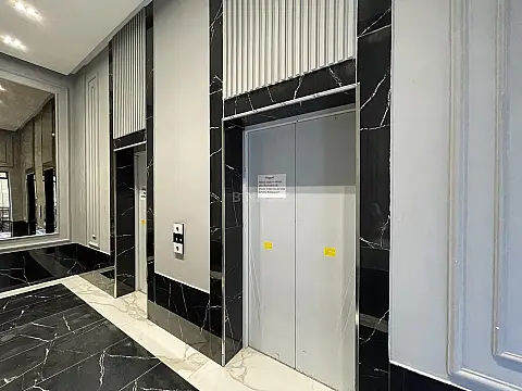 Satılır 4 otaqlı mənzil 176.5 m²