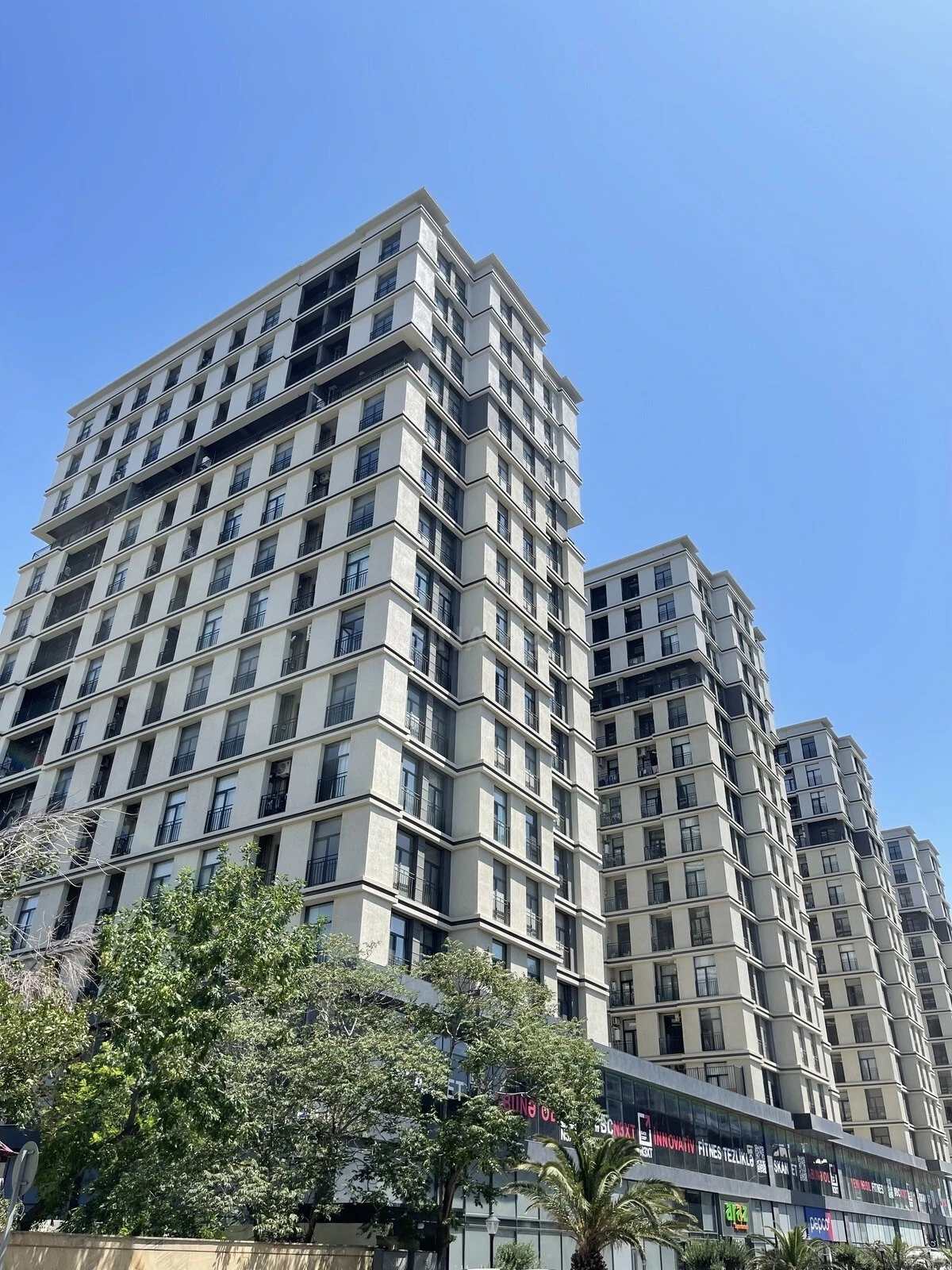 Satılır 4 otaqlı mənzil 176.5 m²