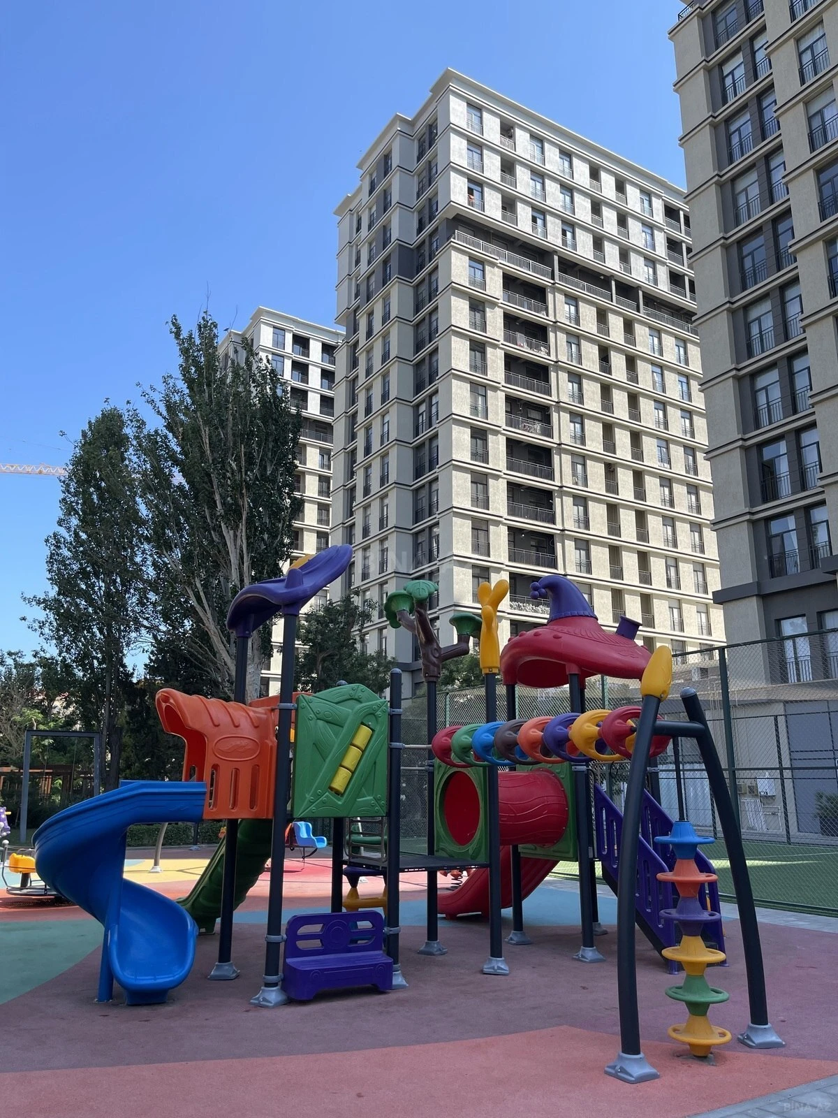 Satılır 5 otaqlı mənzil 215 m²