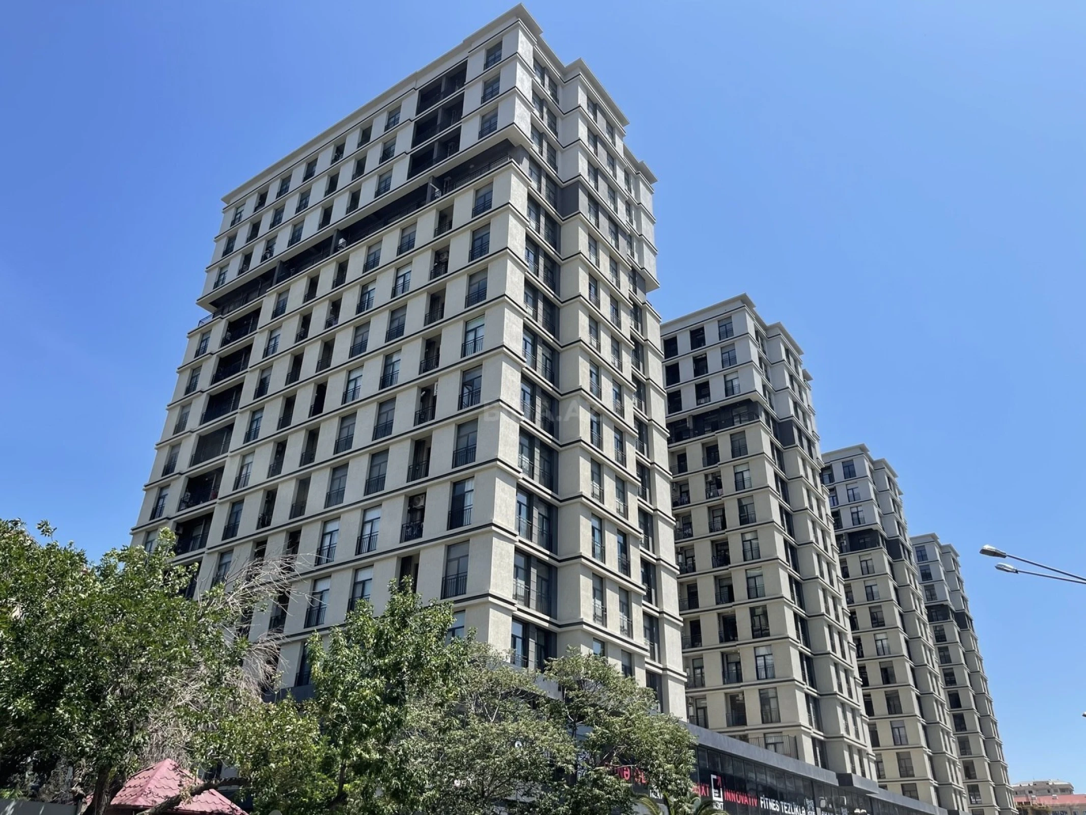 Satılır 5 otaqlı mənzil 215 m²