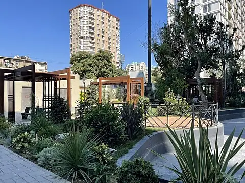 Satılır 5 otaqlı mənzil 215 m²