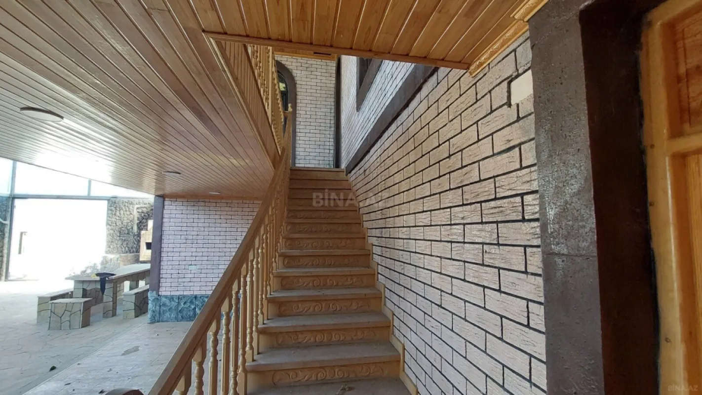 Satılır 9 otaqlı həyət evi 363.7 m²