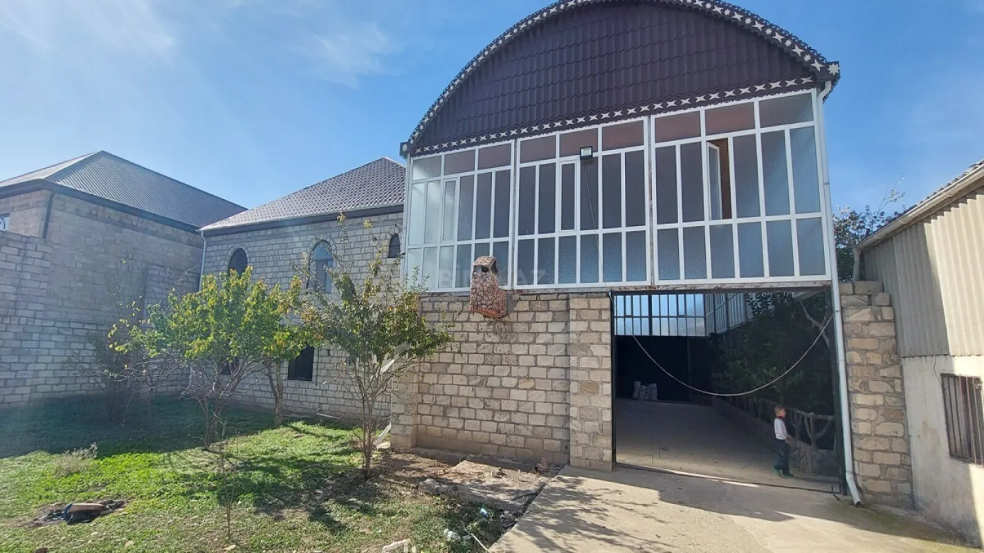 Satılır 9 otaqlı həyət evi 363.7 m²