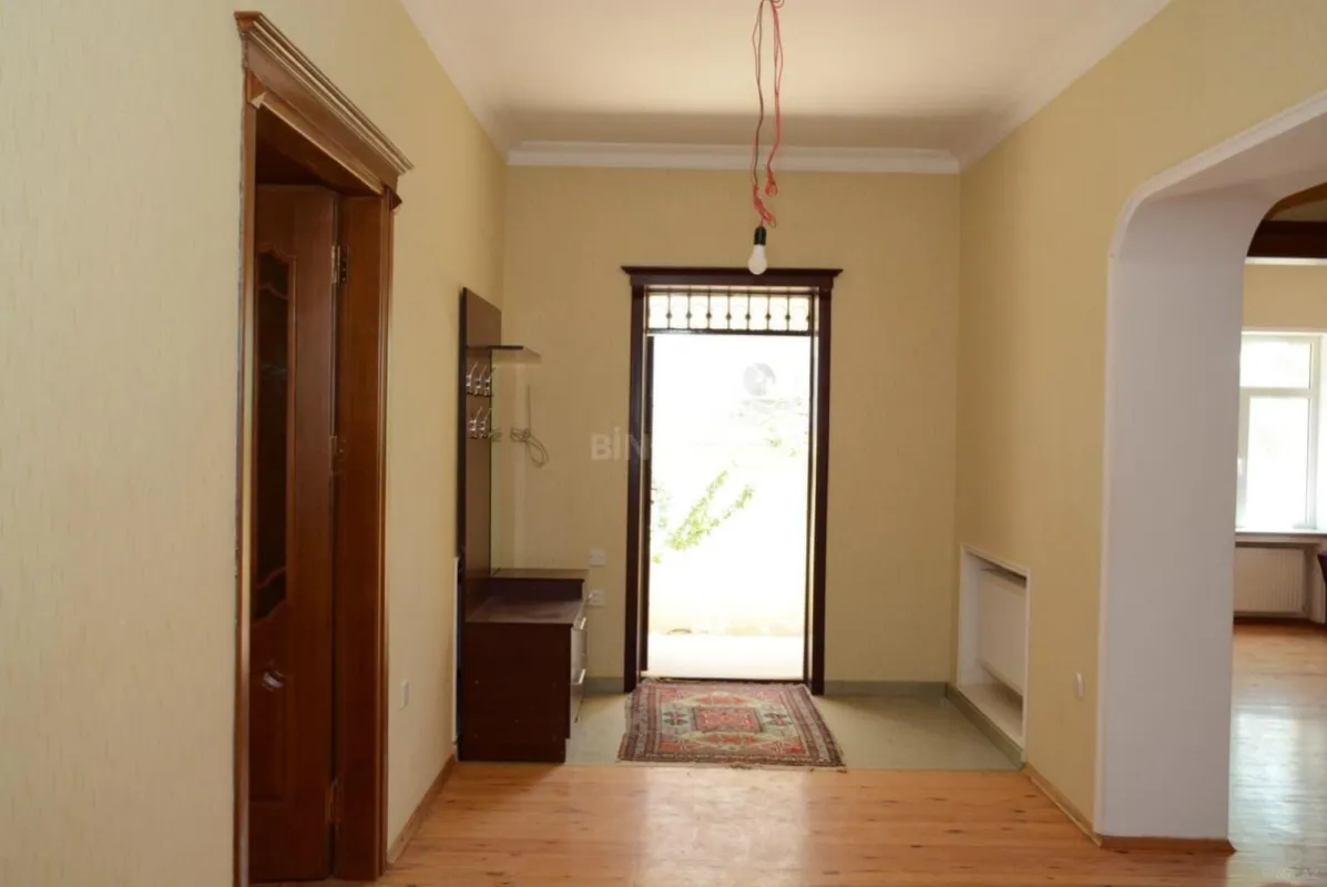 Satılır 8 otaqlı həyət evi 290 m²