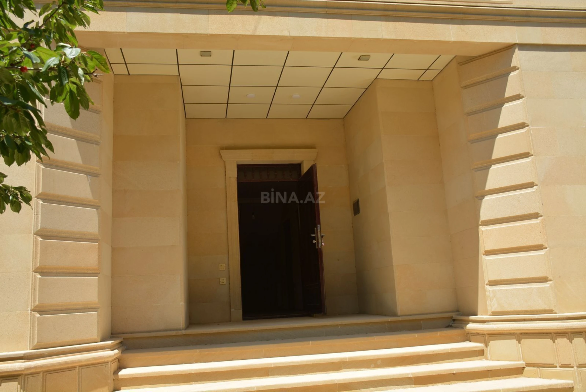 Satılır 8 otaqlı həyət evi 290 m²