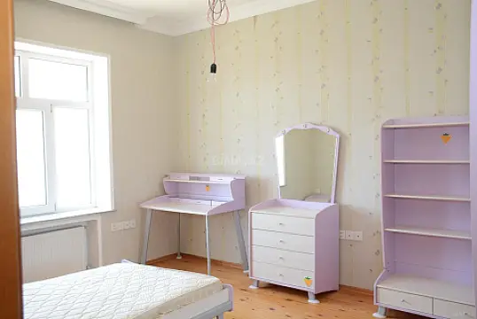 Satılır 8 otaqlı həyət evi 290 m²