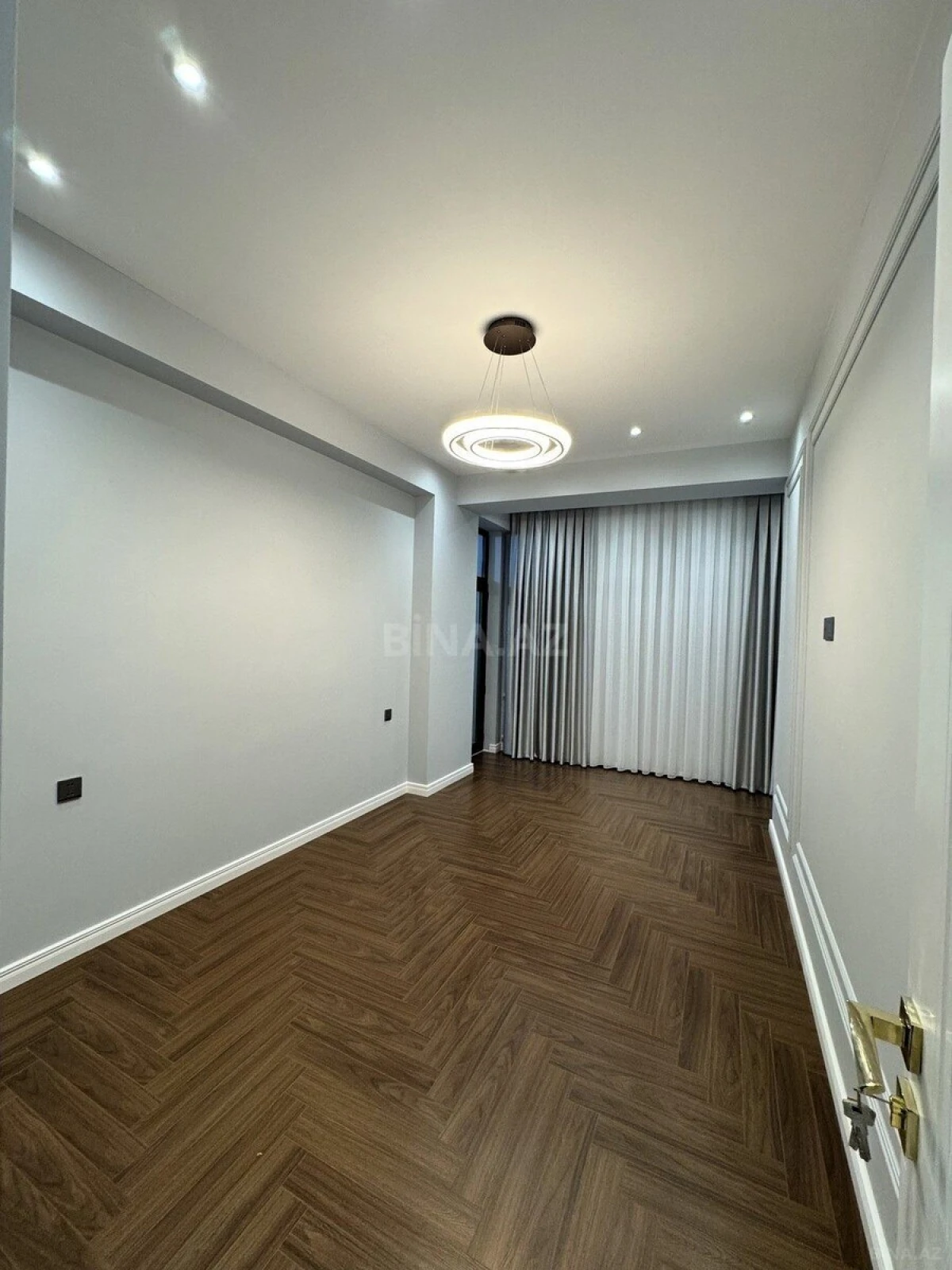 Satılır 3 otaqlı mənzil 98 m²