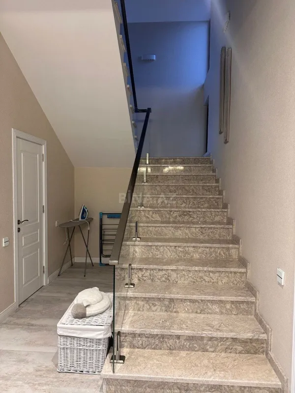 Satılır 5 otaqlı həyət evi 270 m²