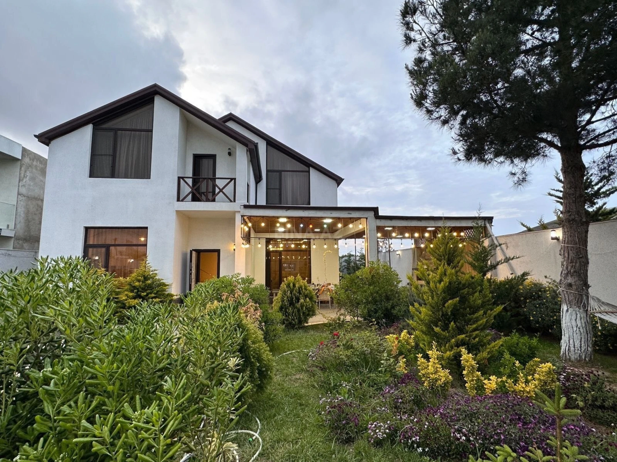 Satılır 5 otaqlı həyət evi 270 m²
