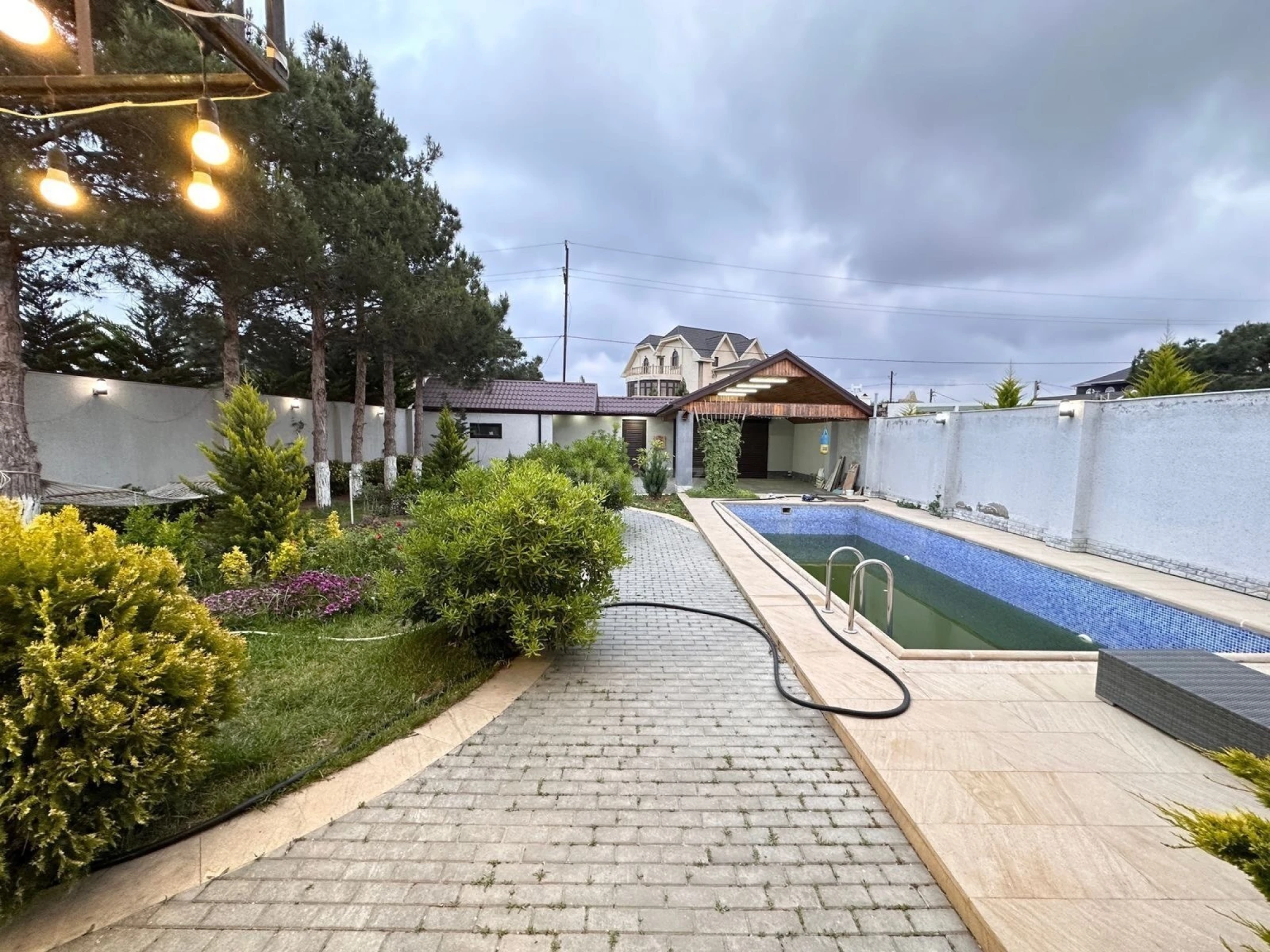 Satılır 5 otaqlı həyət evi 270 m²