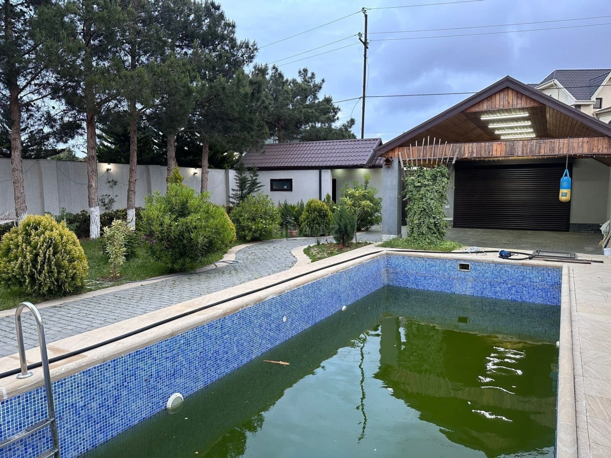 Satılır 5 otaqlı həyət evi 270 m²