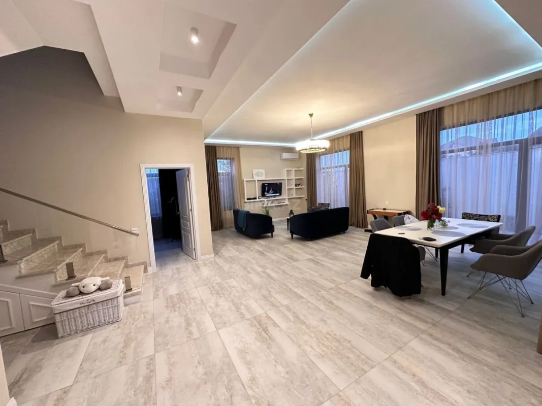 Satılır 5 otaqlı həyət evi 270 m²
