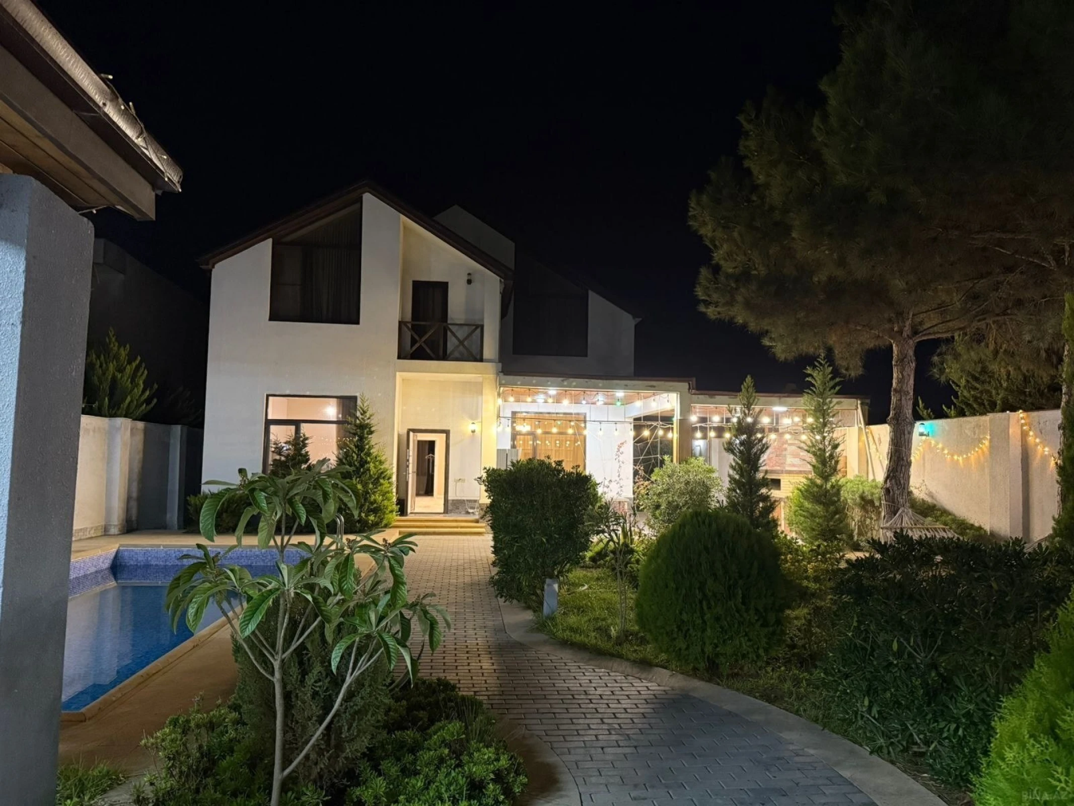 Satılır 5 otaqlı həyət evi 270 m²