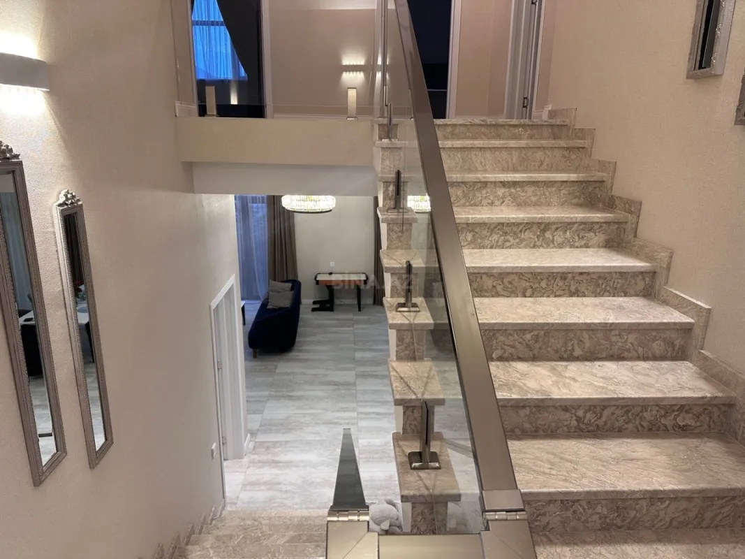 Satılır 5 otaqlı həyət evi 270 m²