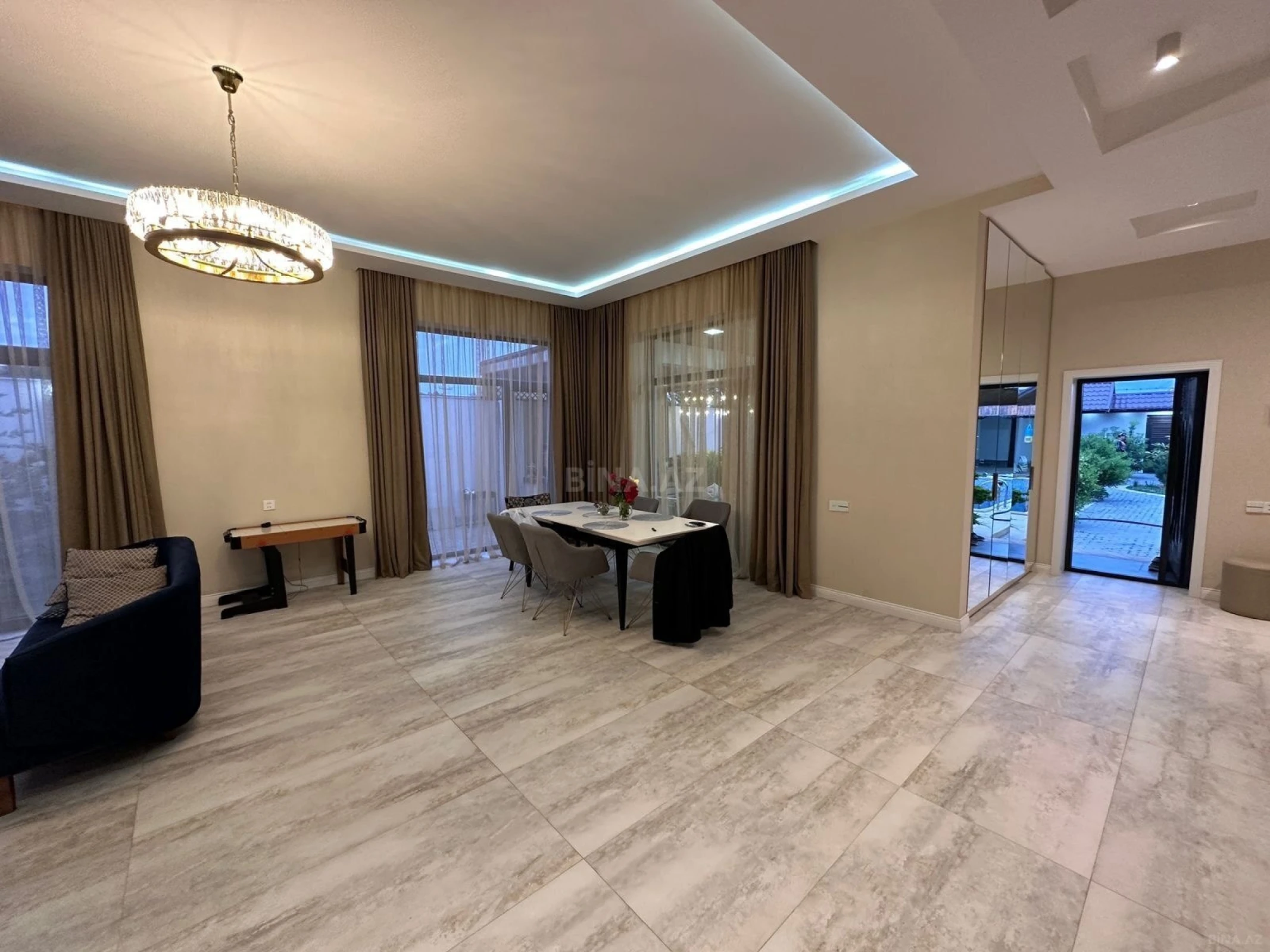 Satılır 5 otaqlı həyət evi 270 m²