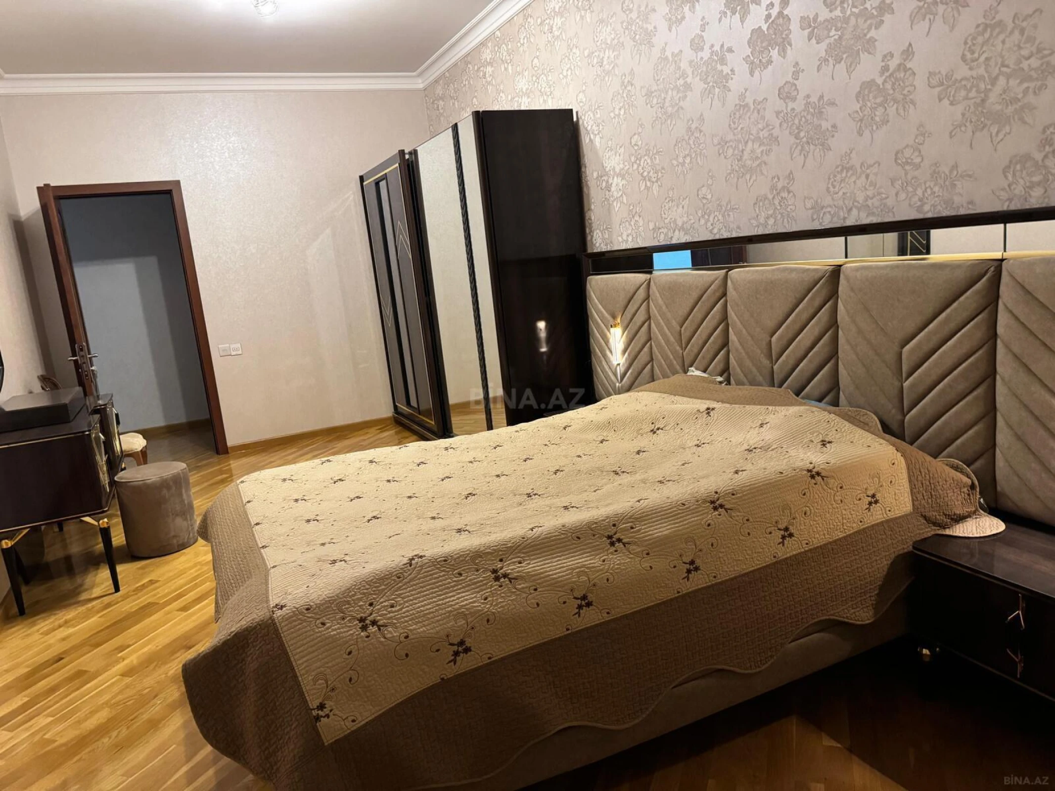 Kirayə verilir 2 otaqlı mənzil 115 m²