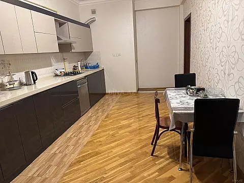 Kirayə verilir 2 otaqlı mənzil 115 m²