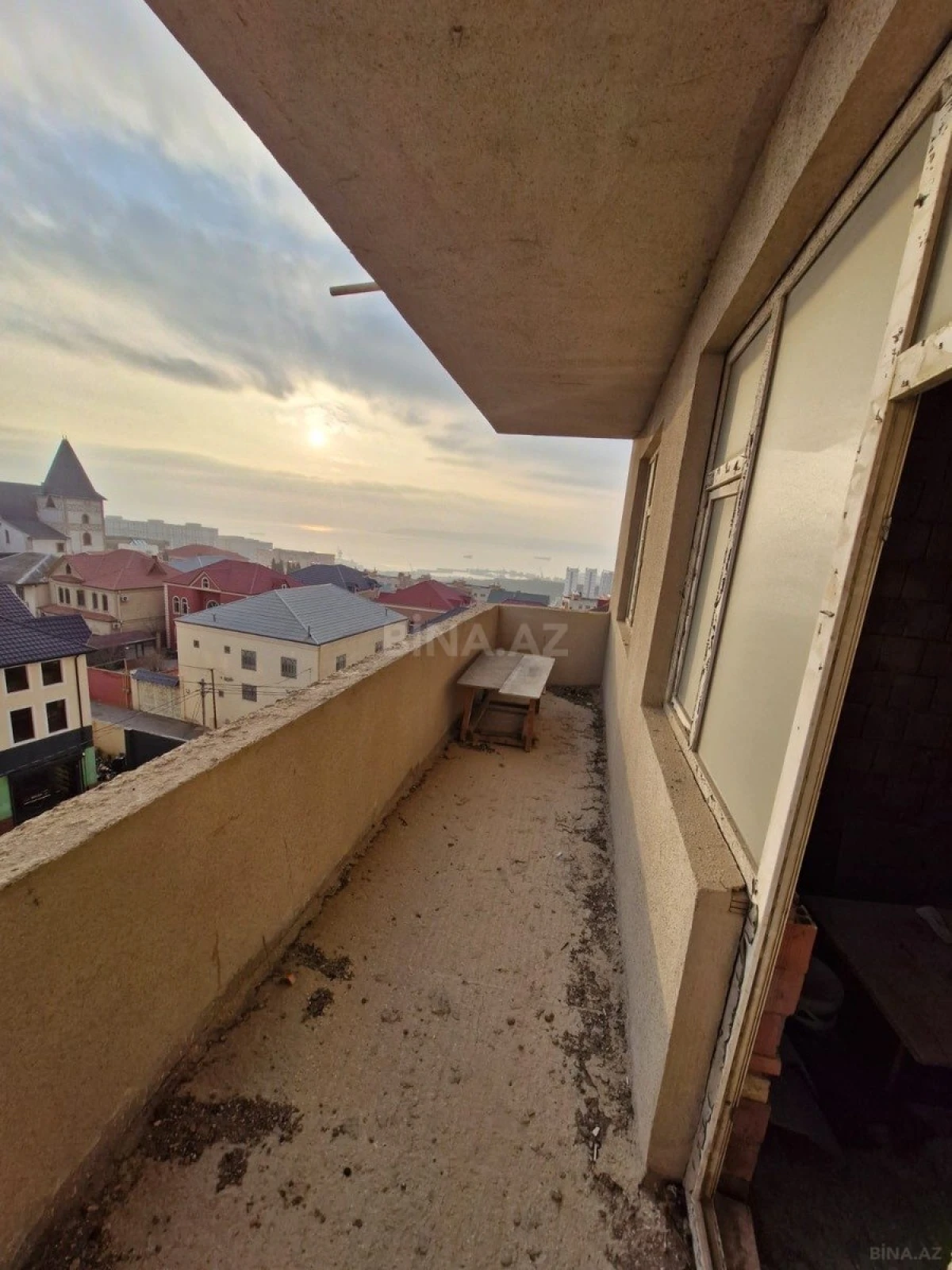 Satılır 4 otaqlı mənzil 140 m²