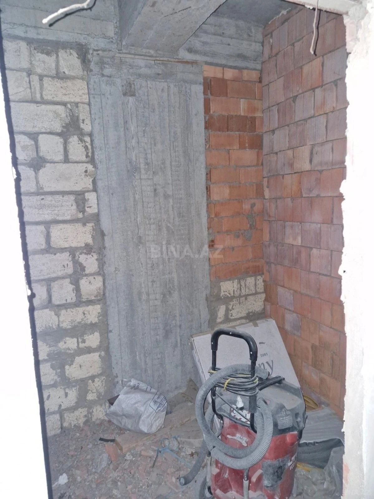 Satılır 4 otaqlı mənzil 140 m²