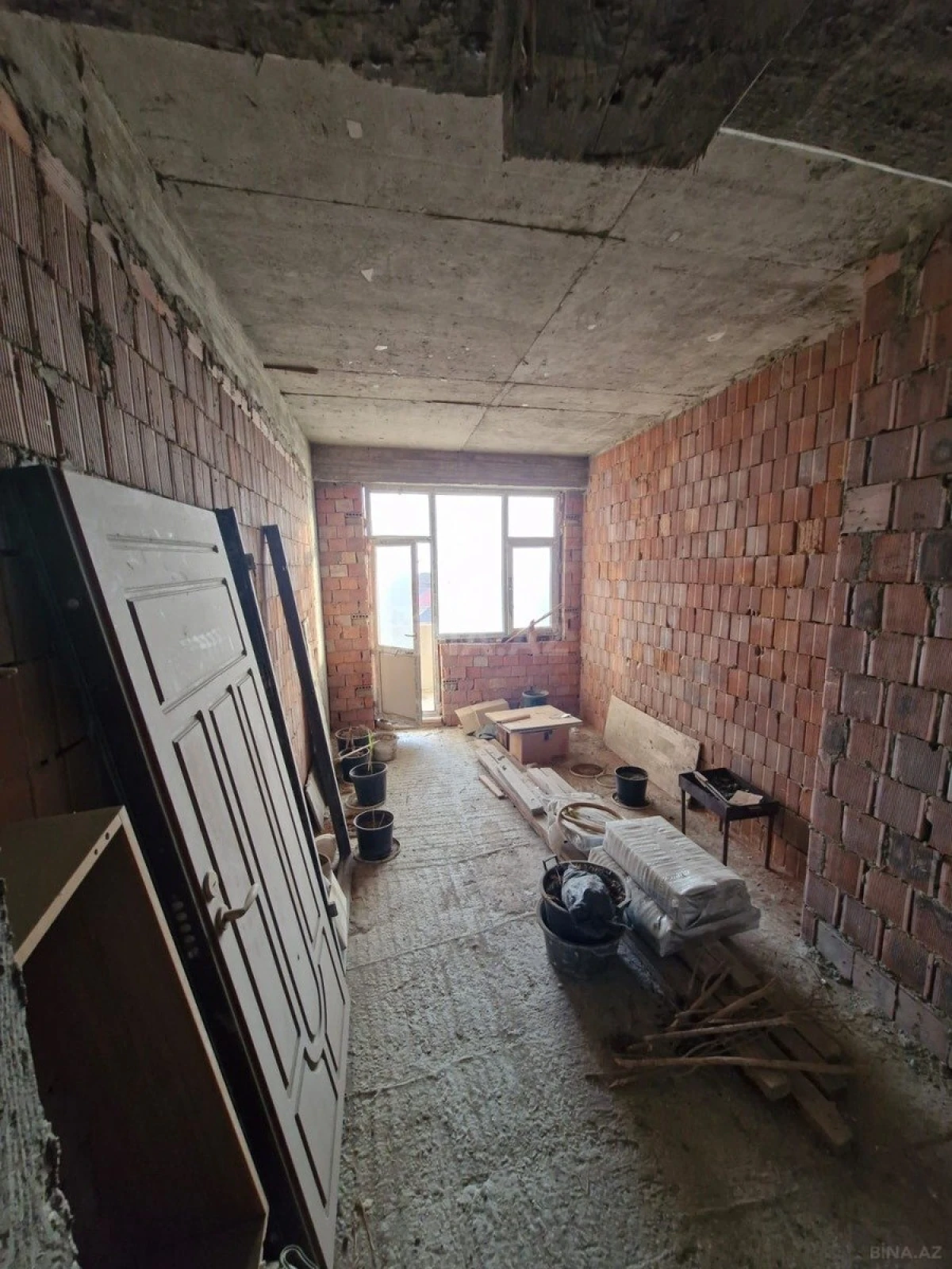 Satılır 4 otaqlı mənzil 140 m²