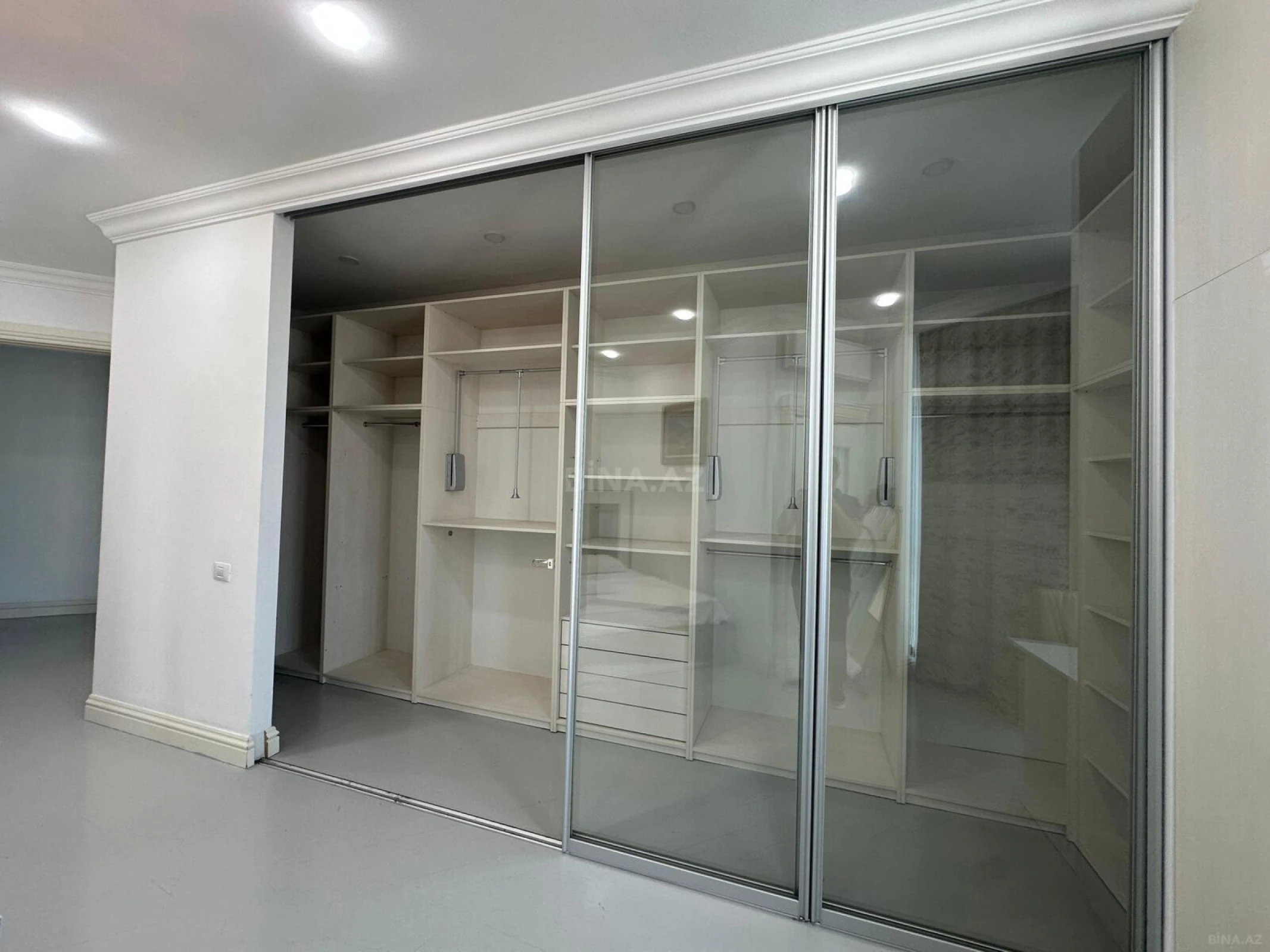 Kirayə verilir 4 otaqlı mənzil 268 m²