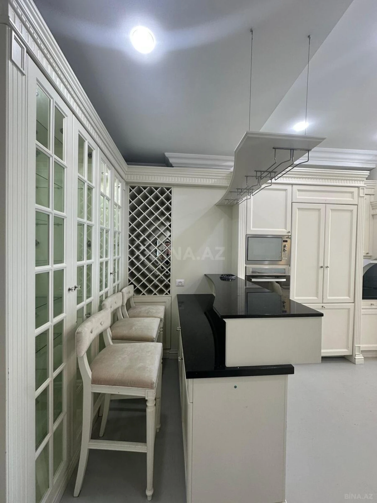 Kirayə verilir 4 otaqlı mənzil 268 m²