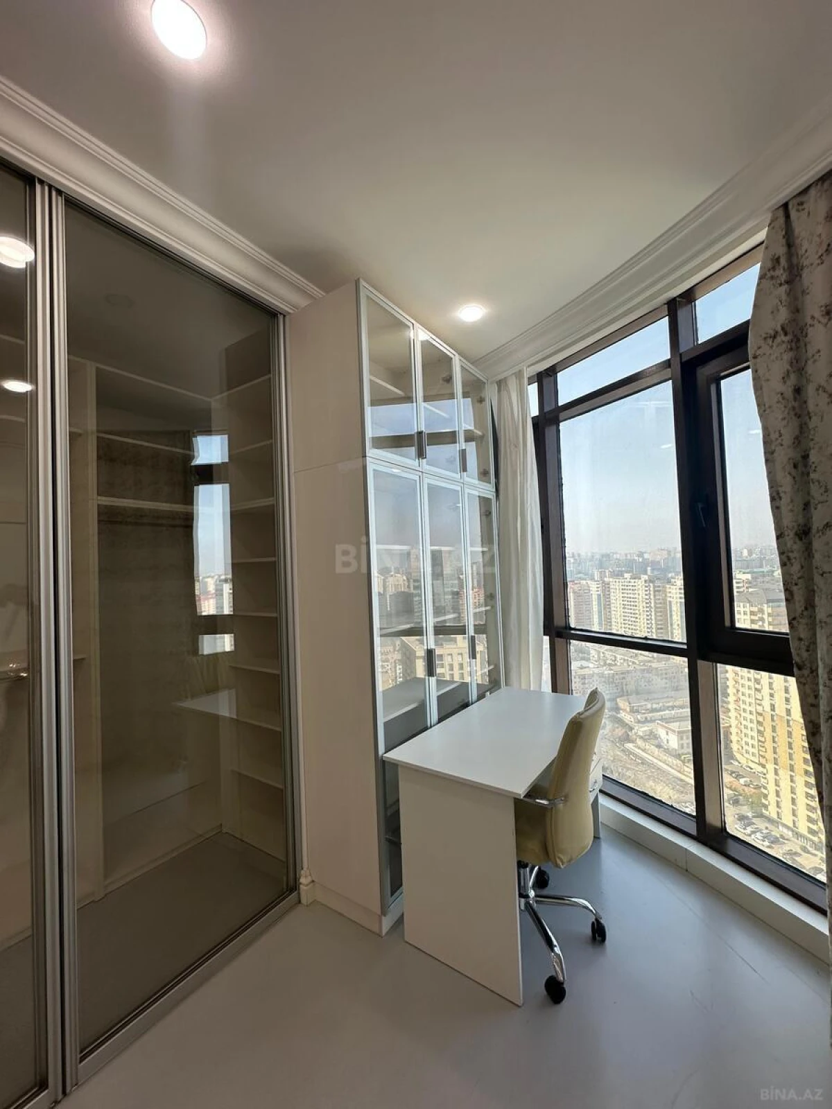 Kirayə verilir 4 otaqlı mənzil 268 m²