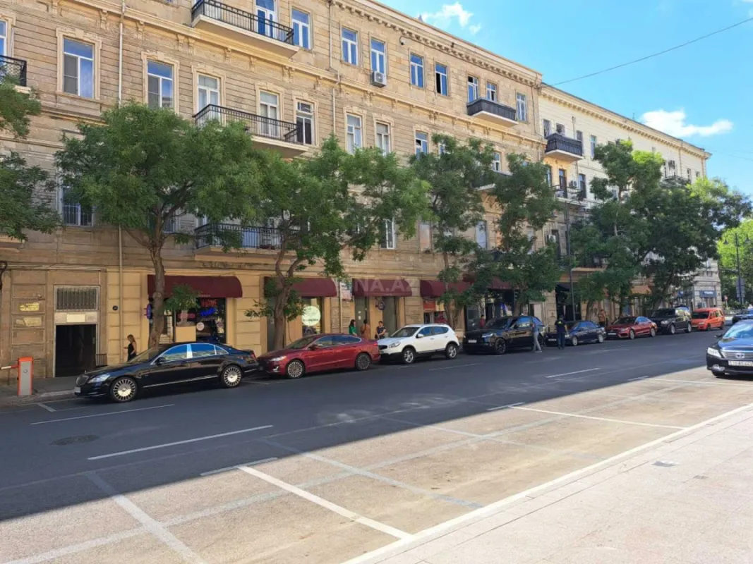 Kirayə verilir 4 otaqlı mənzil 160 m²