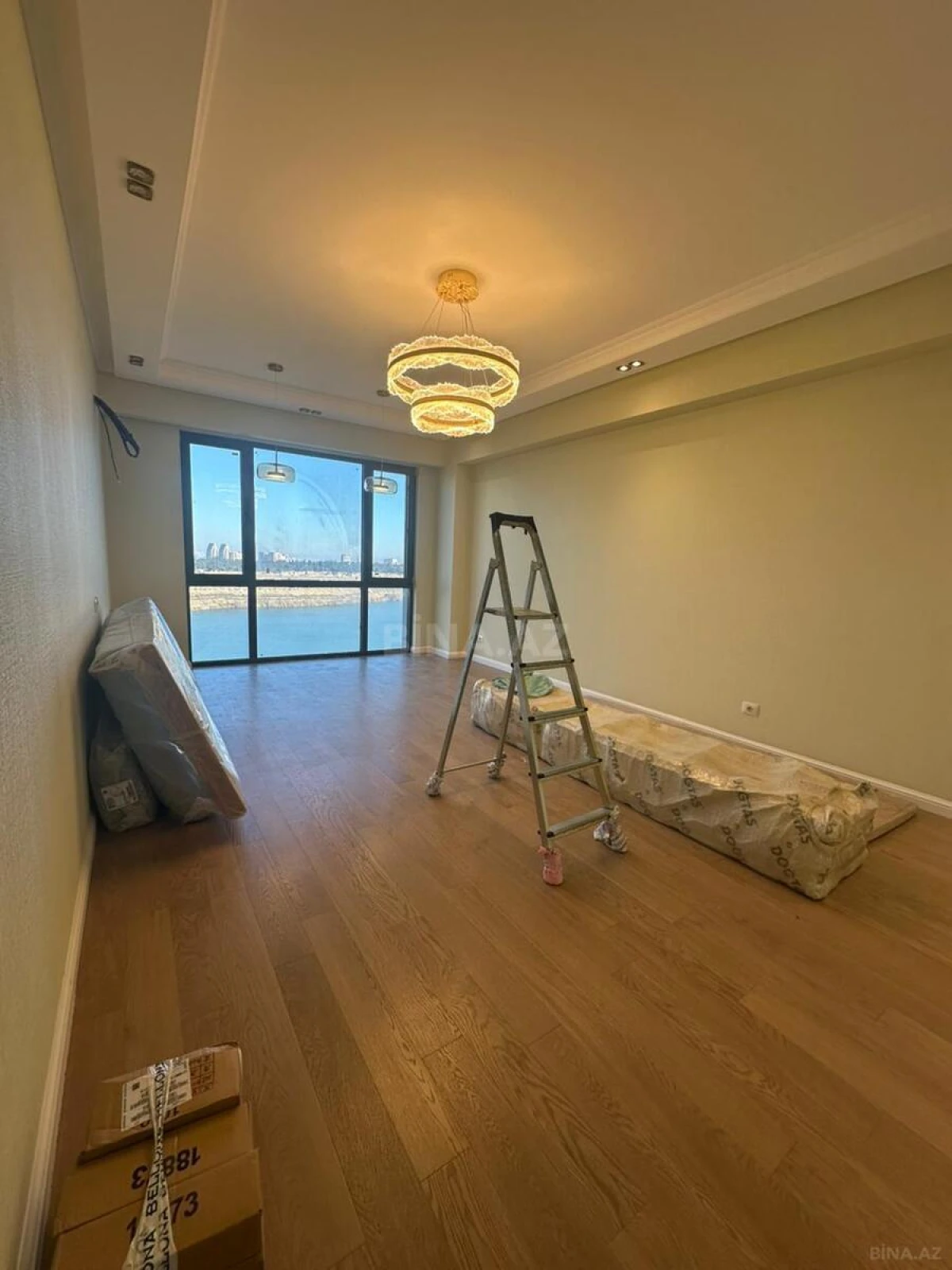 Satılır 4 otaqlı mənzil 120 m²