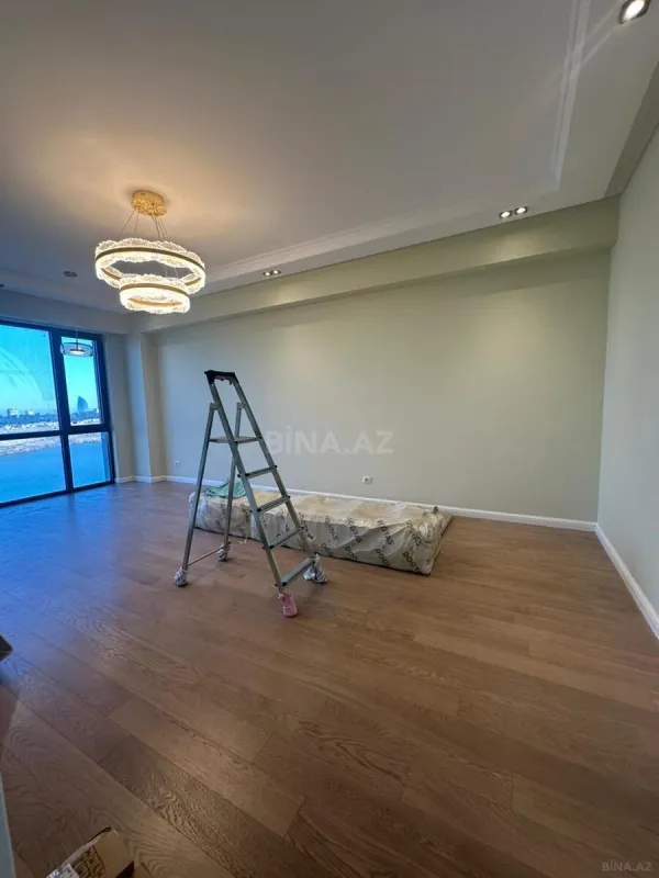 Satılır 4 otaqlı mənzil 120 m²