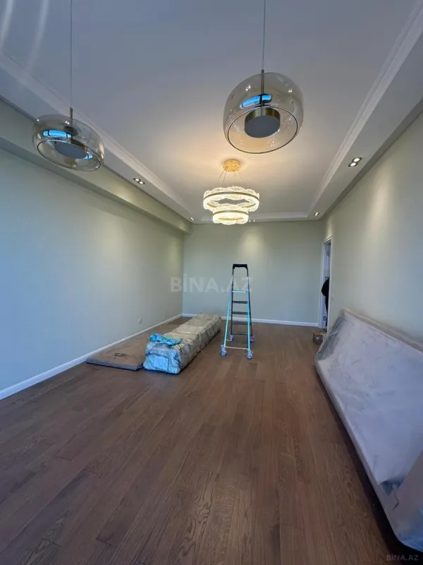 Satılır 4 otaqlı mənzil 120 m²