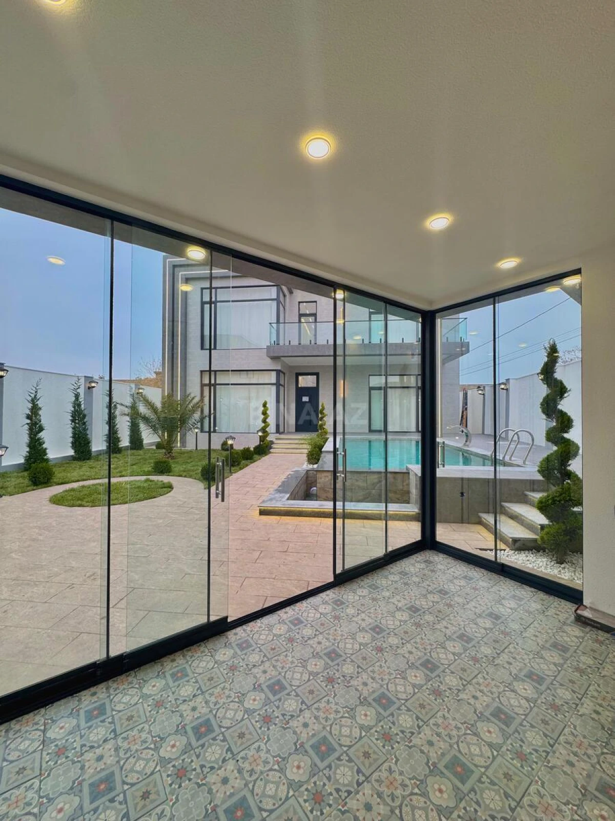 Satılır 5 otaqlı həyət evi 280 m²