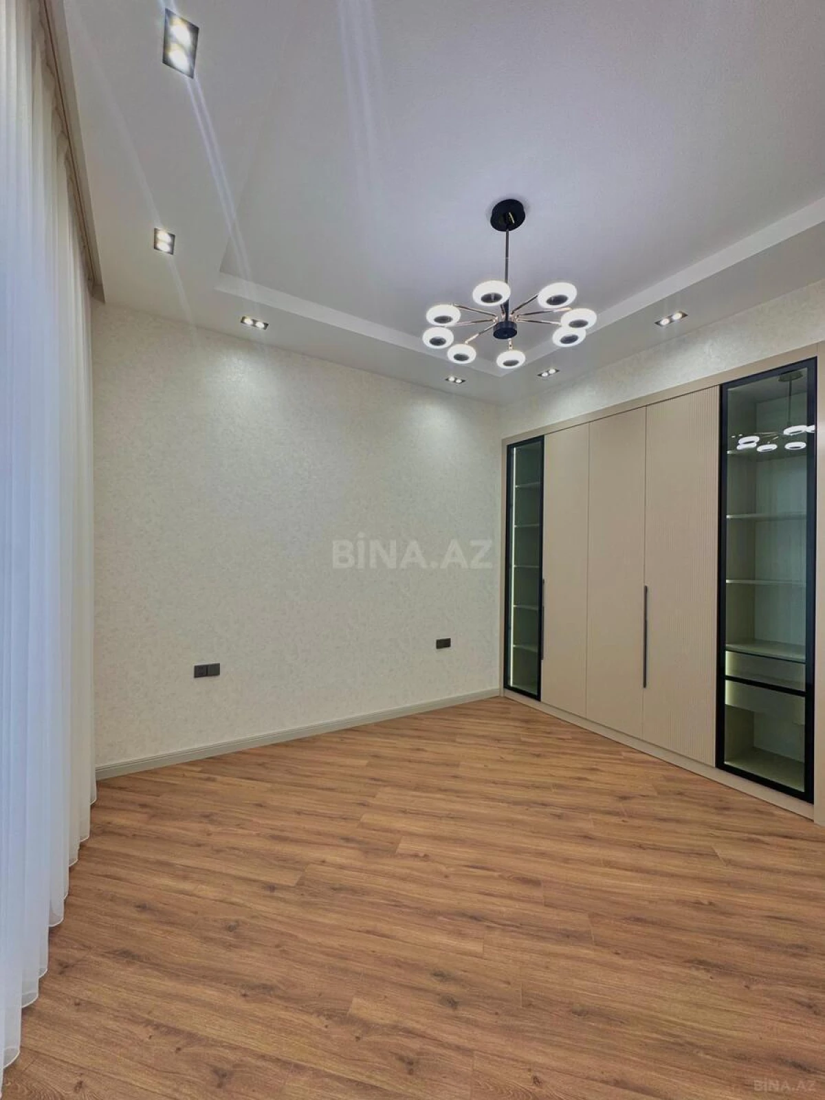 Satılır 5 otaqlı həyət evi 280 m²