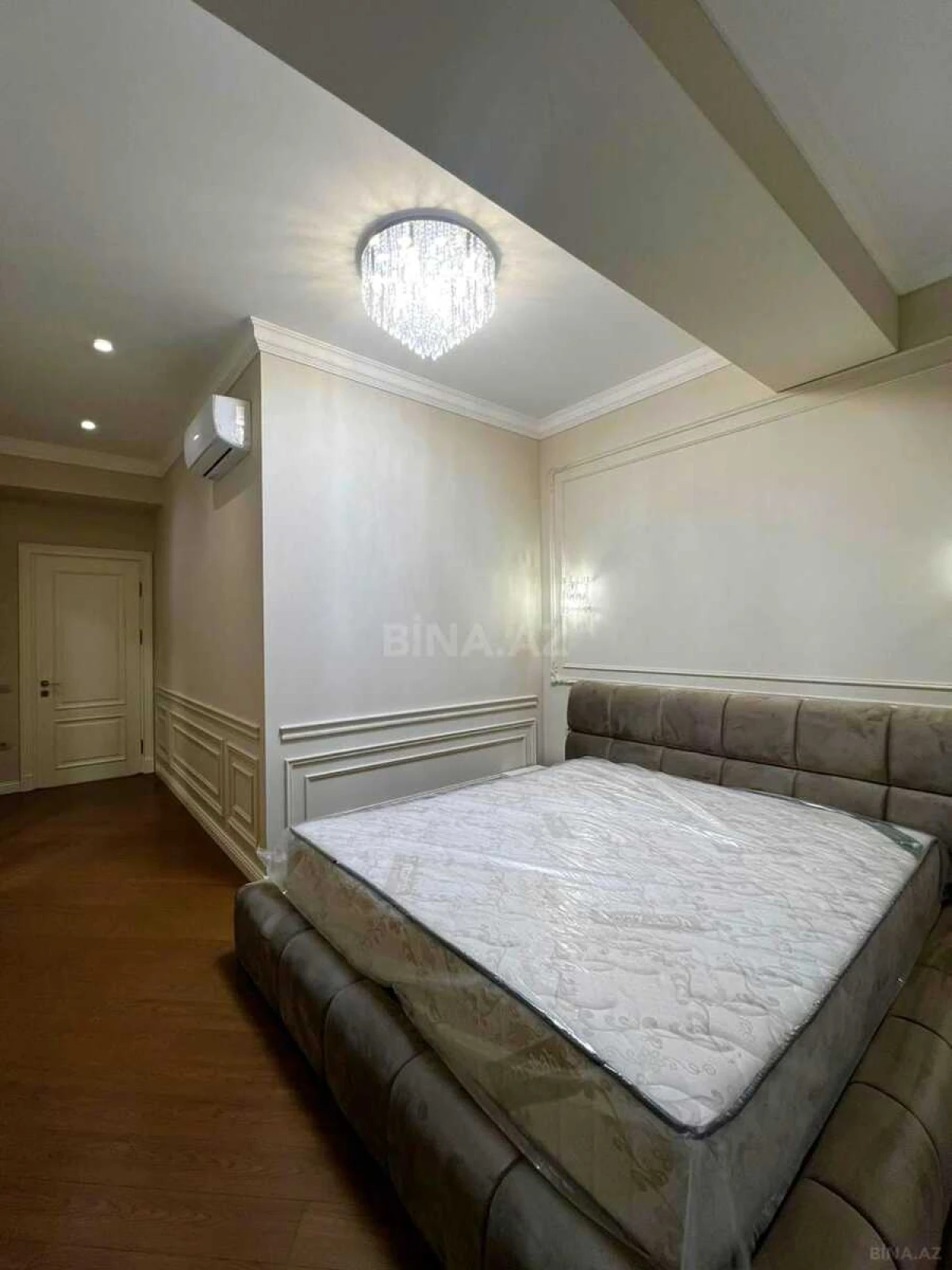 Satılır 4 otaqlı mənzil 210 m²